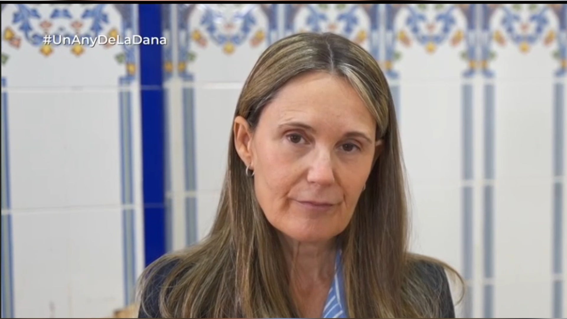 La presidenta d'una de les associacions demana la dimissió de Mazón i de la direcció de la televisió pública d'À Punt en directe en la mateixa televisió pública. À Punt.