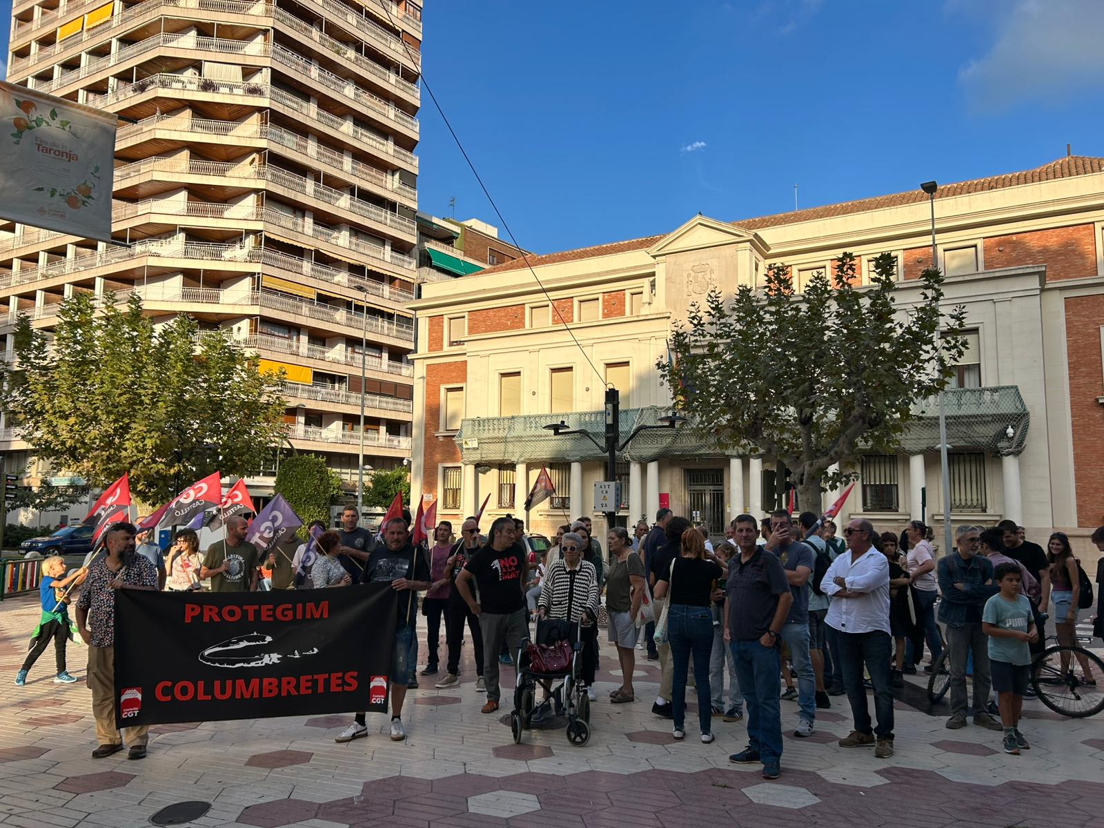 Un centenar de persones van concentrar-se a Castelló de la Plana en defensa de les Illes Columbretes