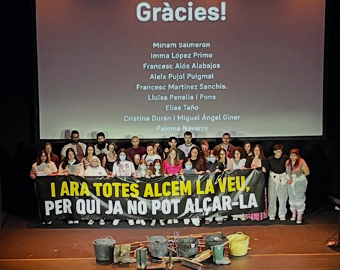 Centenars de persones omplin el Teatre Olympia de València per a recordar les 229 víctimes mortals de la dana del 29 d'octubre del 2024