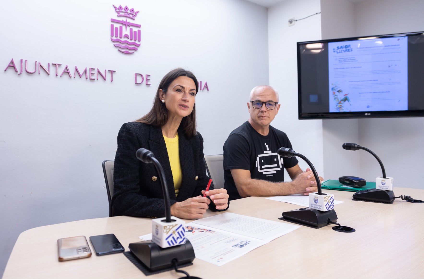 La regidora de Cultura de l'Ajuntament de Gandia, Balbina Sendra, i el director del CEIC Alfons el Vell, Juli Capilla, presenten la 7a Safor de Lletres | Àlex Oltra