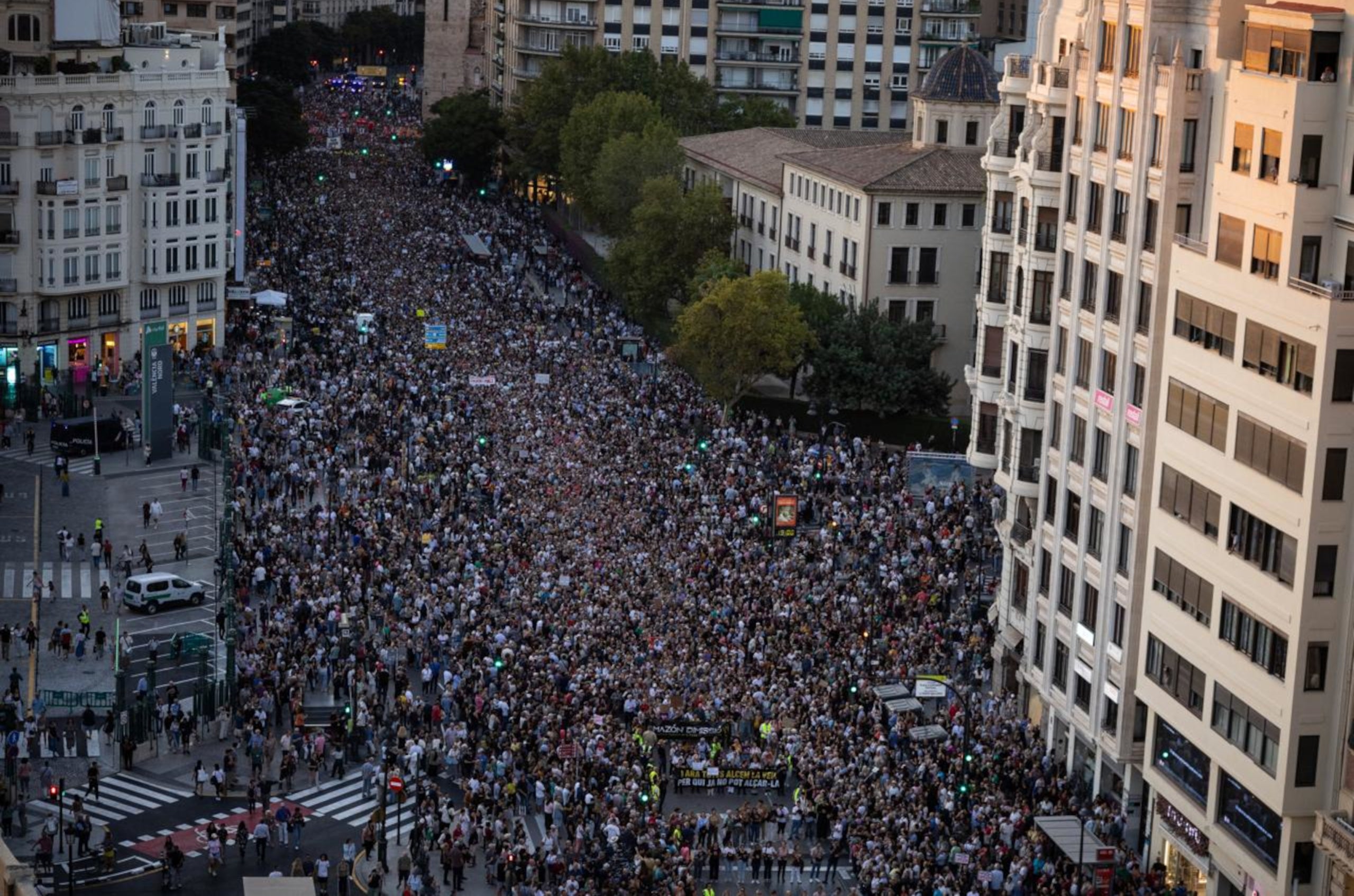 Vista aèria de la manifestació a València contra Carlos Mazón un any després de la dana | Mathias Rodríguez | ACN