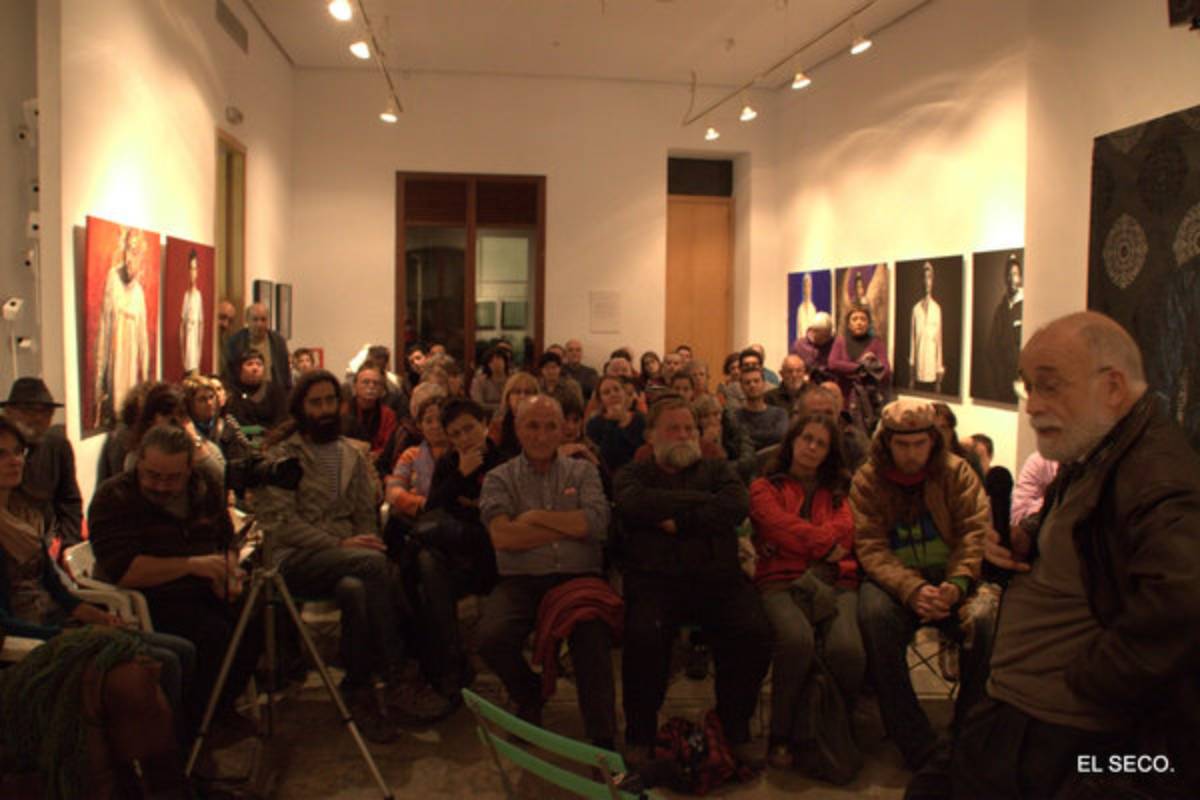 La sala d'actes de ca Revolta plena a vessar per escoltar Arxadi Oliveres, en una imatge d'arxiu