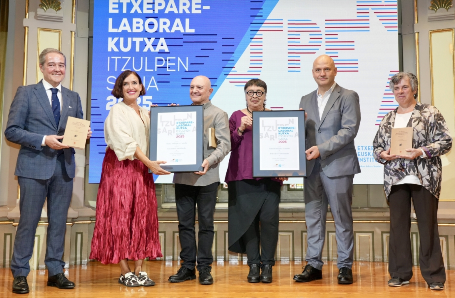 Manel Rodríguez-Castelló rep el premi de traducció Etxepare-Laboral Kutxa | Etxepare