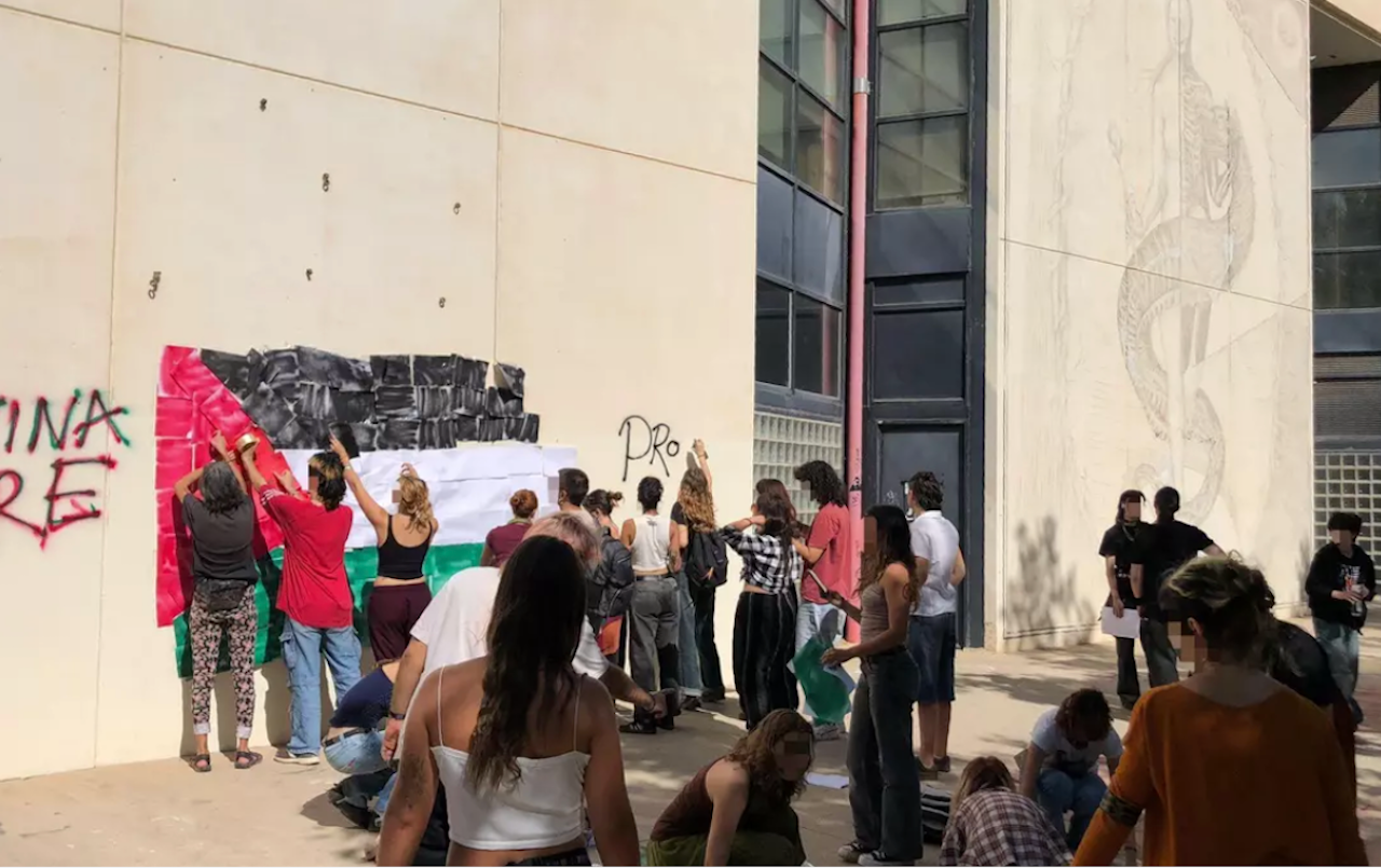 Estudiants de la UPV duen a terme un mural amb la bandera de Palestina