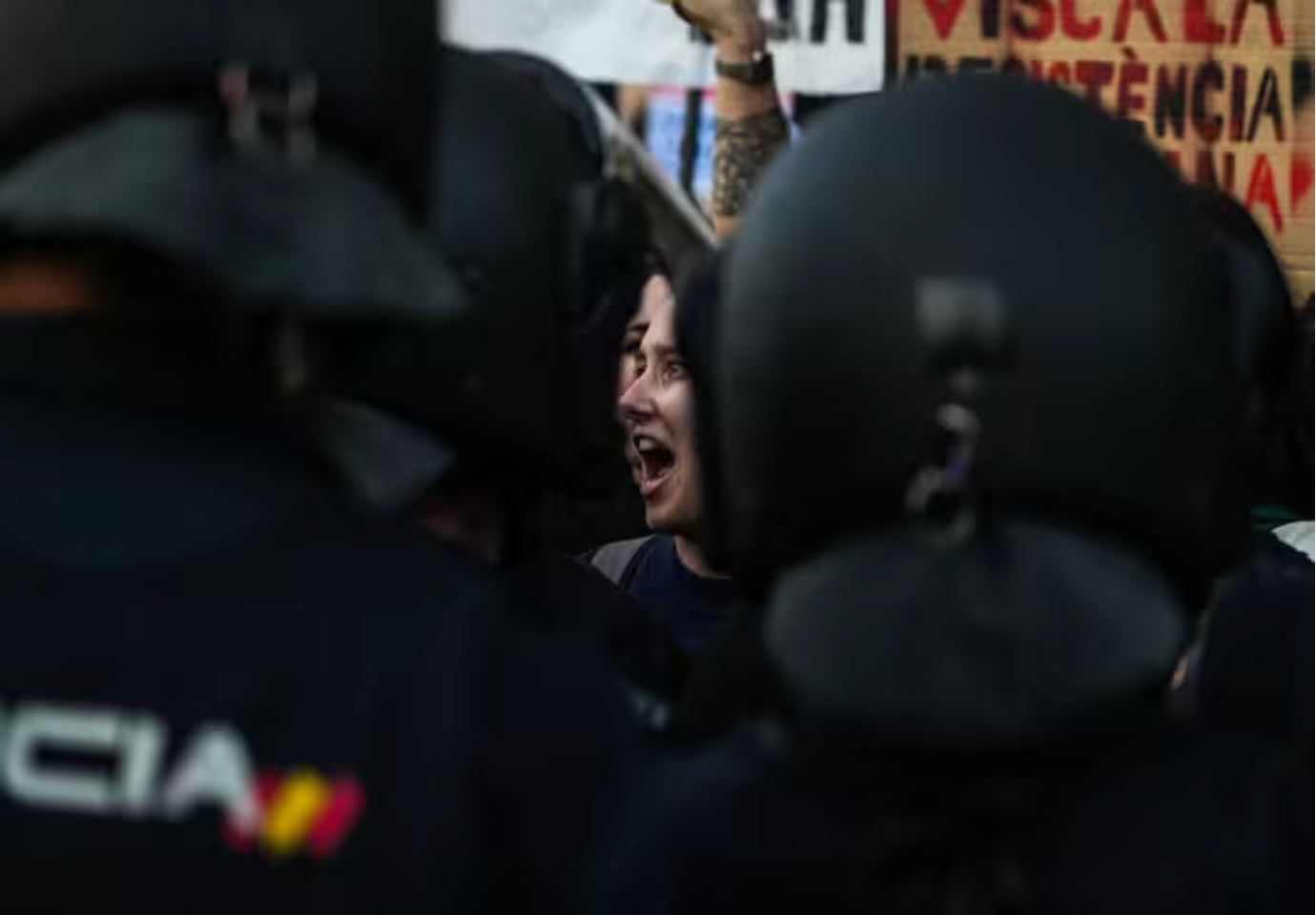 Protesta a les portes del Roig Arena contra el partit València Basket - Hapoel-Tel Aviv | Eduardo Manzana | EP