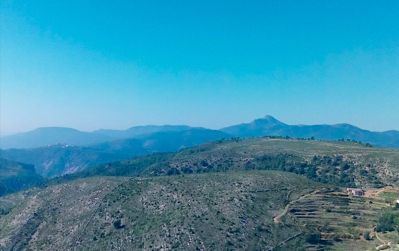 A la dreta, Penyagolosa, i a l'esquerra, Benafigos. Alguns dels espectaculars paisatges on vivia el savi | Maria Ortisella Marin Marin amb la col·laboració de Lidón Marín Marín