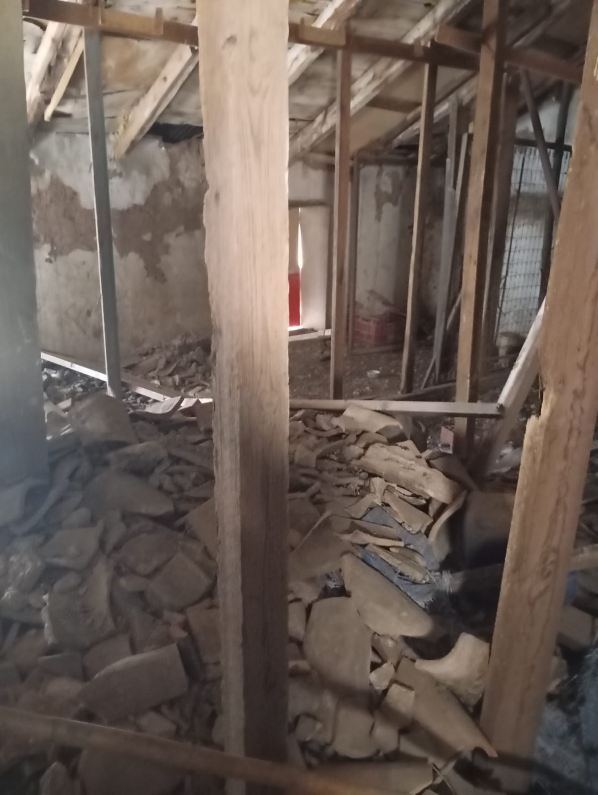 Una dona amb cinc fills obligada a viure en una casa amb risc d'enfonsar-se per manca d'alternativa de cap tipus