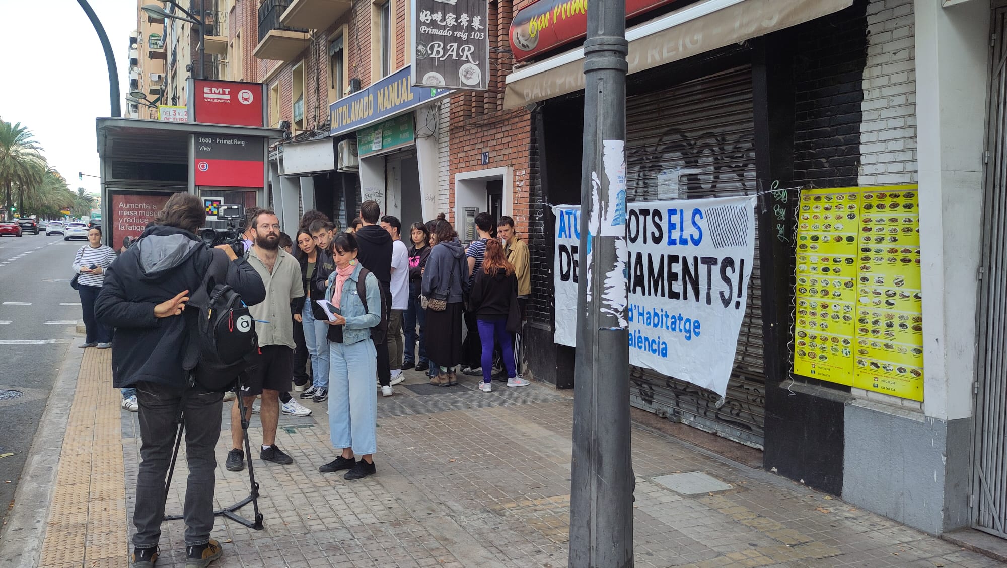 Una concentració a la porta de l'habitatge ha aturat el desnonament
