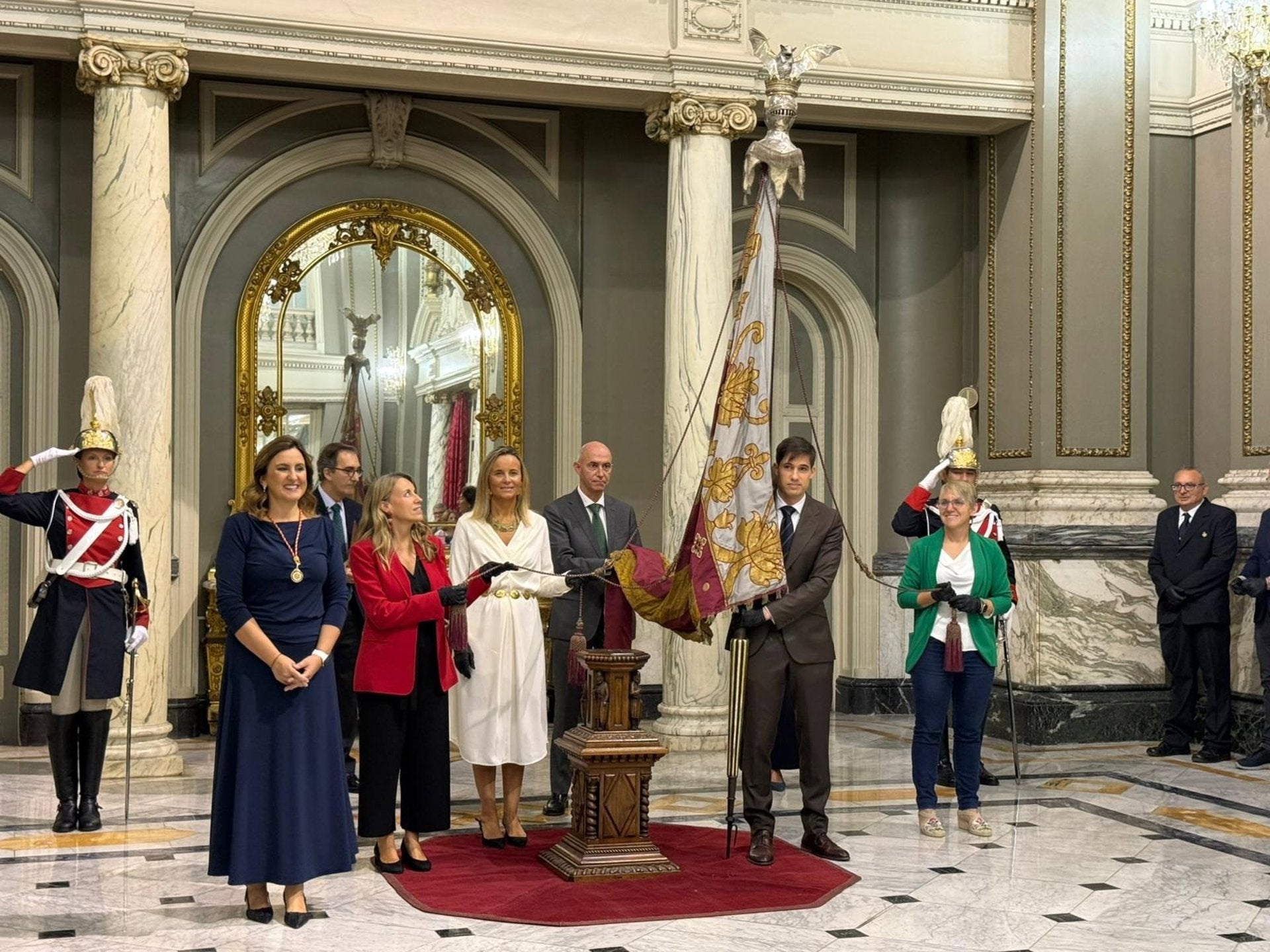 Trasllat de la 'Reial Senyera' des del Museu Històric Municipal, situat a l'Ajuntament, fins al Saló de Cristall | EP
