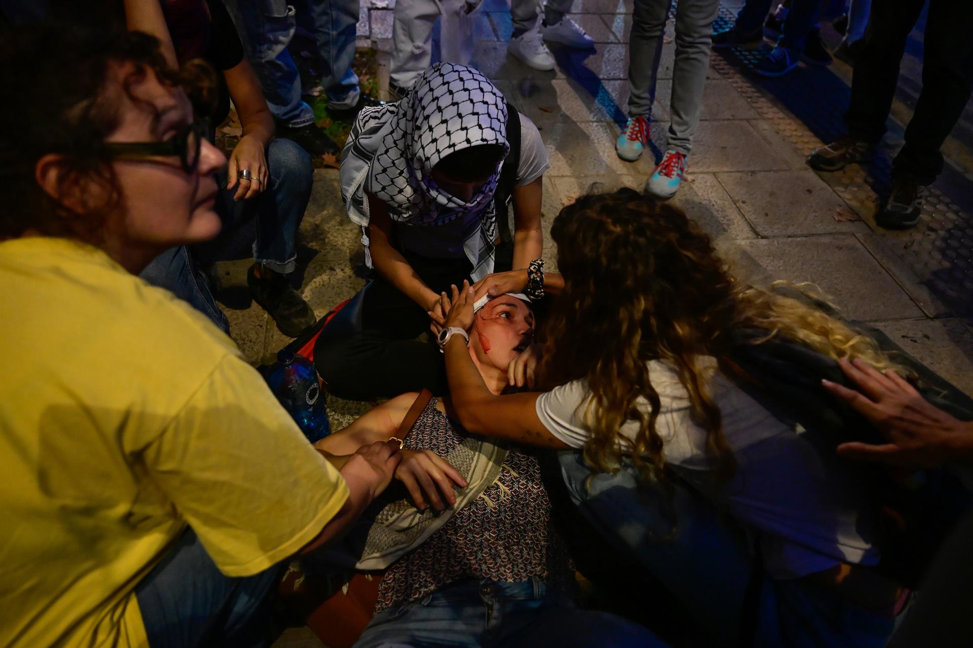 Diverses persones n'atenen una altra ferida durant la protesta contra el partit entre el València Basket i el Hapoel Tel-Aviv israelià | Eduardo Manzana | EP