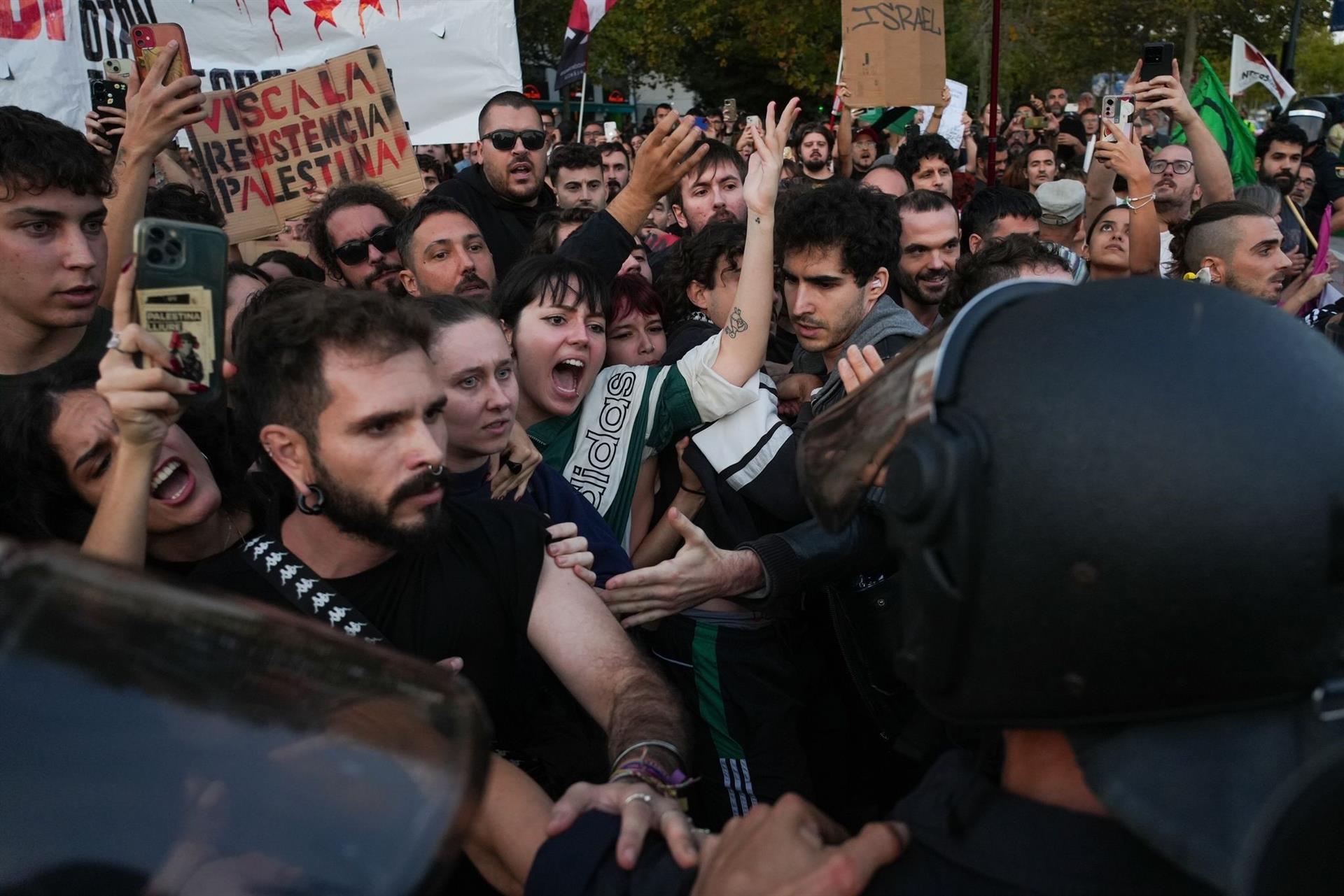 Protesta a les portes del Roig Arena contra el partit València Basket - Hapoel-Tel Aviv | Eduardo Manzaan | EP