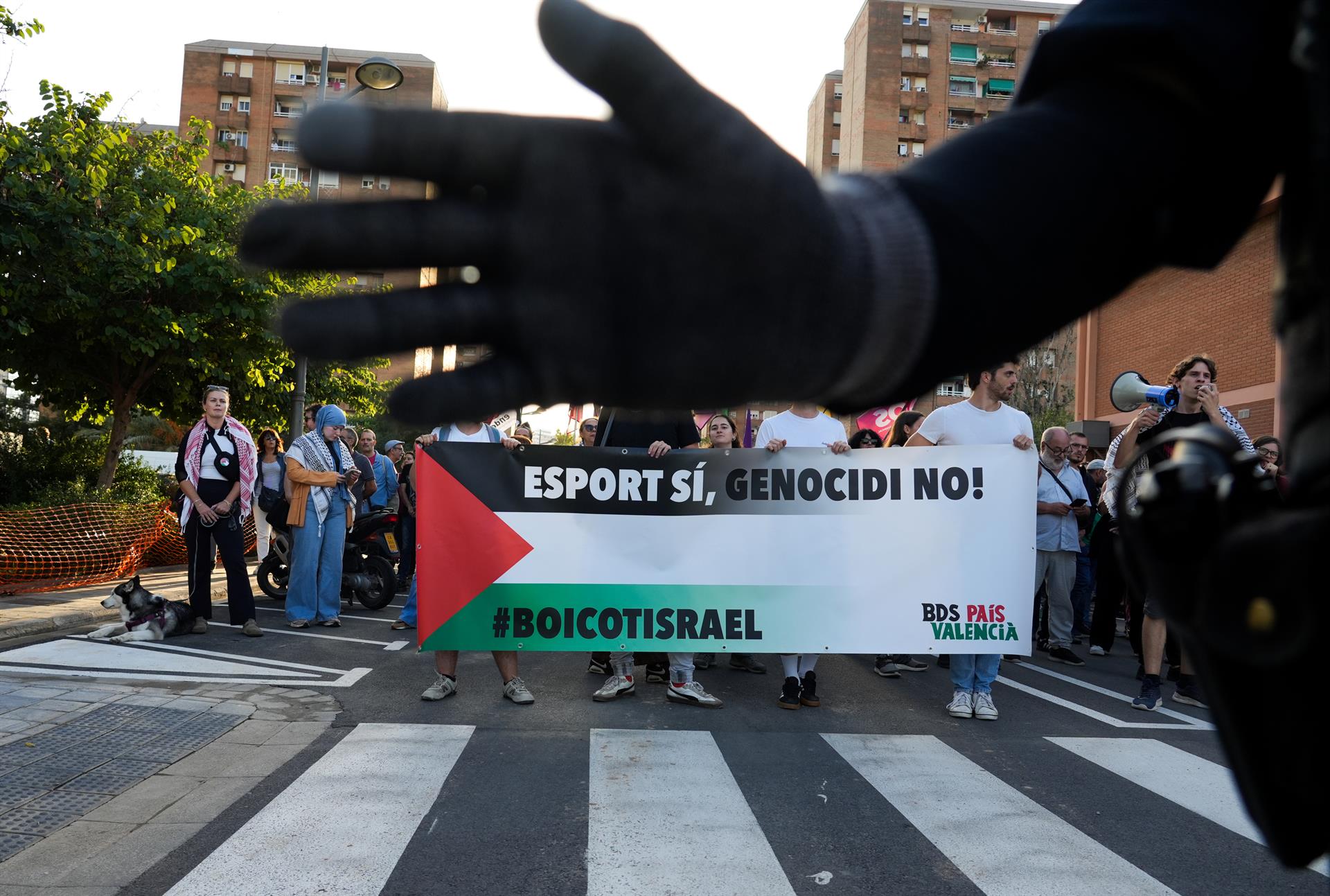 Mobilitzacions contra la celebració del partit de bàsquet entre el València Basket i el Hapoel Tel-Aviv israelià, enfront del Roig Arena | Eduardo Manzana | EP