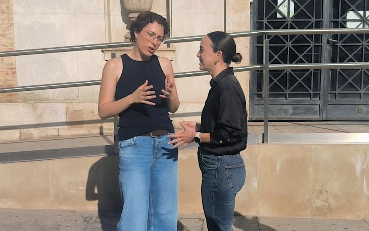 La portaveu adjunta de Compromís a Les Corts, Aitana Mas, i l'edil de la coalició a l'Ajuntament d'Alacant, Sara Llobell | EP