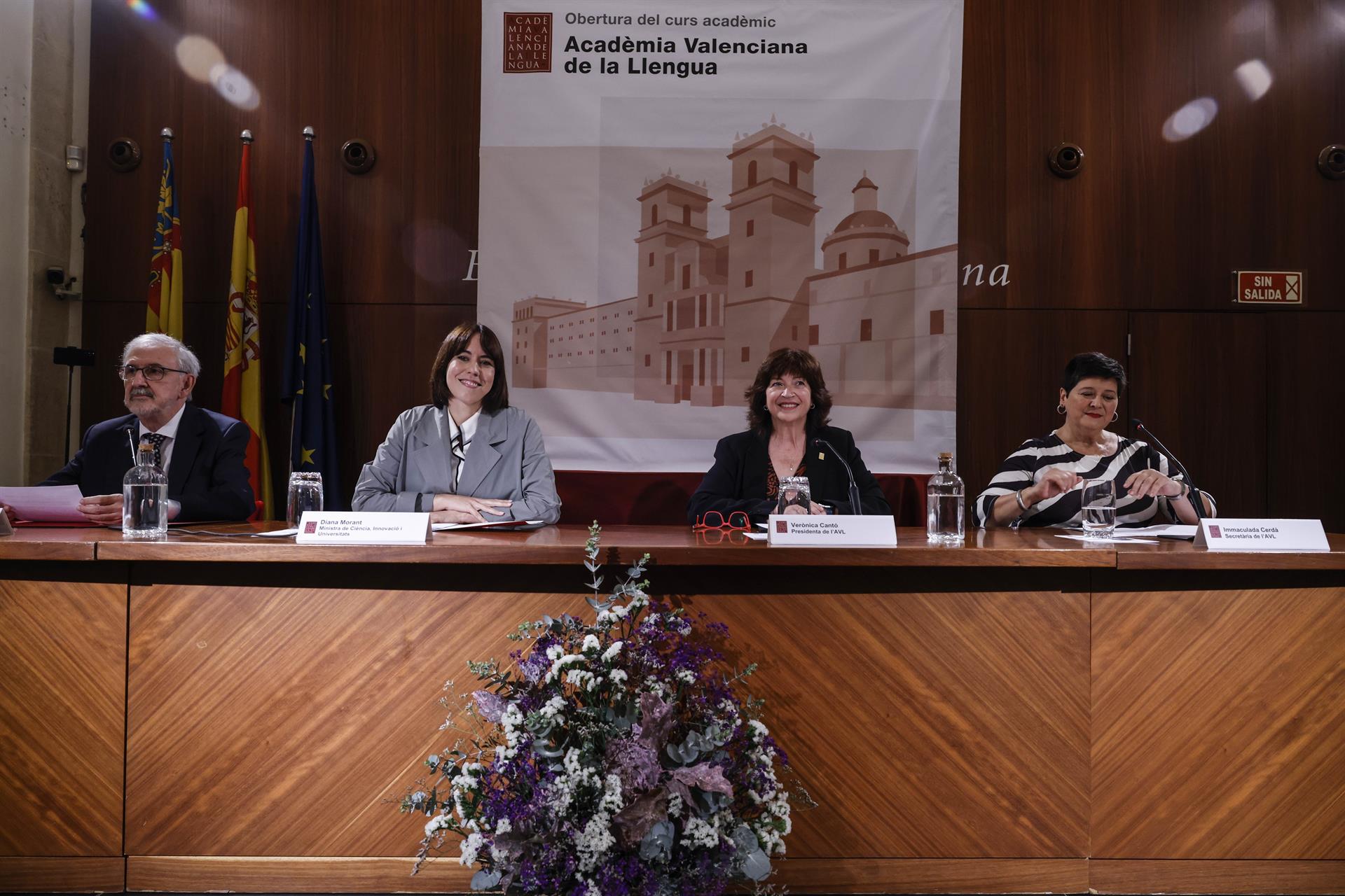 La ministra de Ciència i Innovació, Diana Morant, i la presidenta de l'AVL, Verònica Cantó, durant l'obertura del curs de l'AVL, al Monestir de San Miquel dels Reis | Rober Solsona | EP