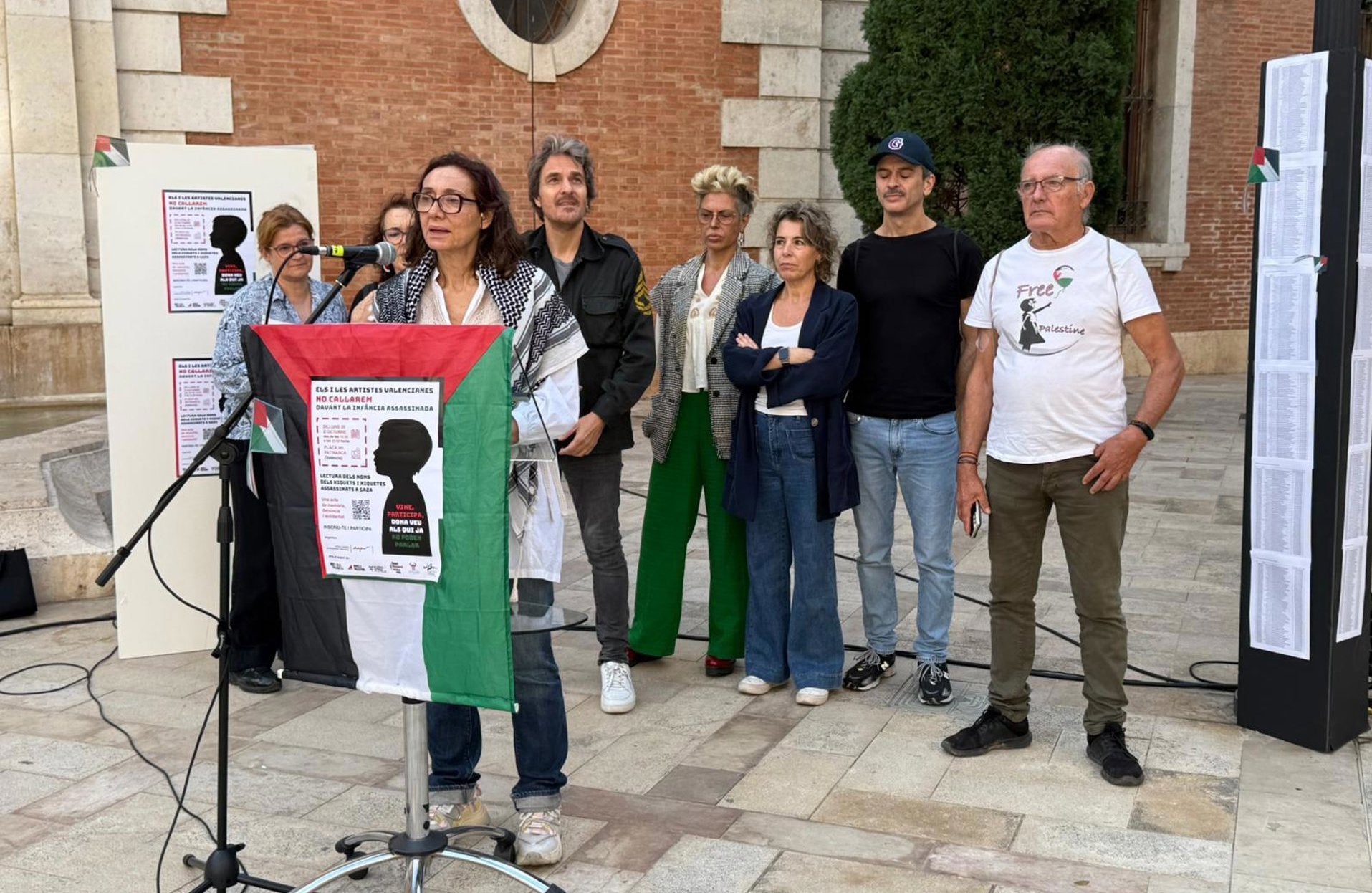 L'associació d'actors i actrius professionals valencians ha organitzat a la plaça del Patriarca de València una lectura dels noms dels xiquets i xiquetes assassinats a Gaza | EP