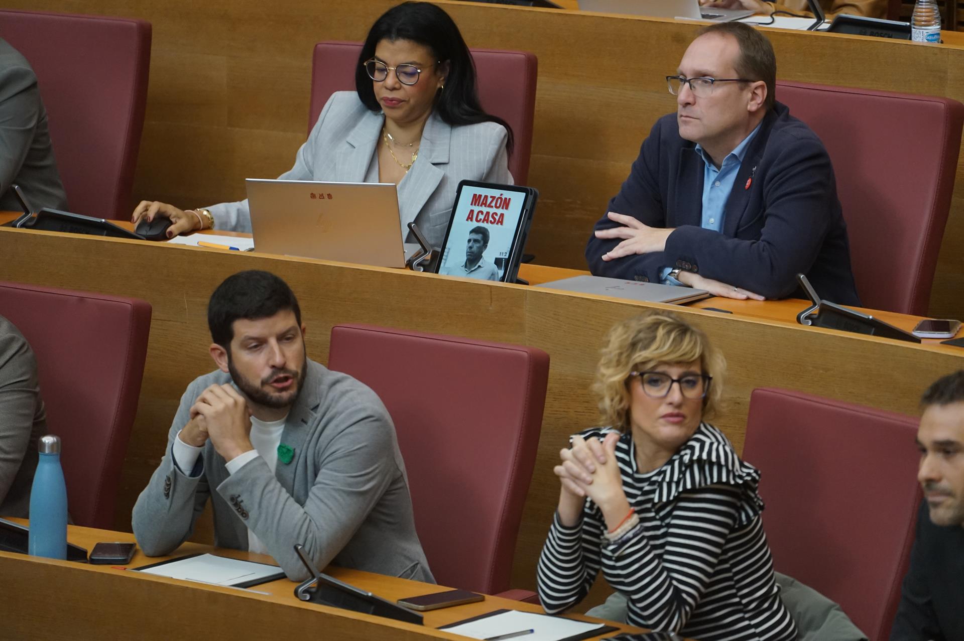 En primera fila, els diputats de Compromís, Carlos Esteve i Verònica Ruiz | Eduardo Manzana | EP