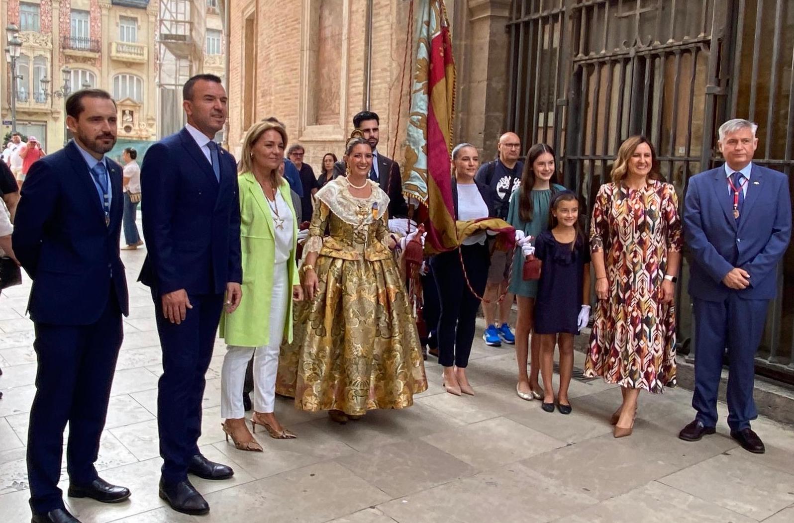 L'alcaldessa de València, María José Català; el president de la Diputació, Vicent Mompó, i la vicepresidenta Primera i portaveu del Consell, Susana Camarero, amb representants de Lo Rat Penat, a València el 5 d'octubre del 2025