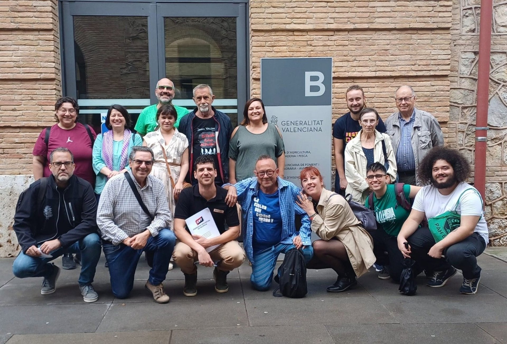 La delegació de Juntes per l'Habitatge a la porta de la Generalitat