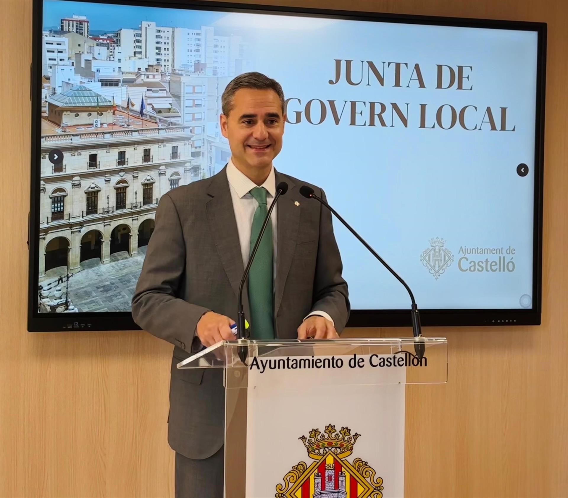 El portaveu de Vox al País valencià, Antonio Ortolá, anunciant el canvi de nom de la plaça del País Valencià