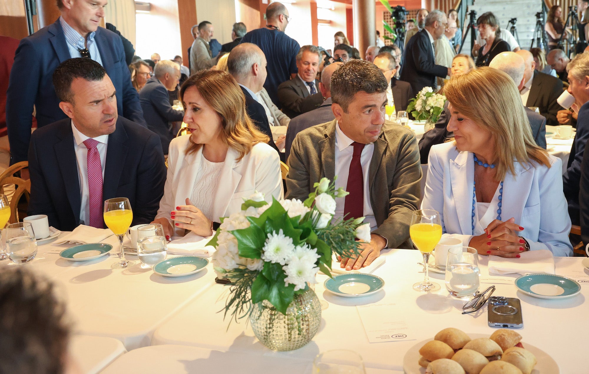 El president de la Diputació de València, Vicent Mompó; l'alcaldessa de València. M. J. Català; el president de la Generalitat, Carlos Mazón, i la vicepresidenta de la Generalitat, Susana Camarero | GVA