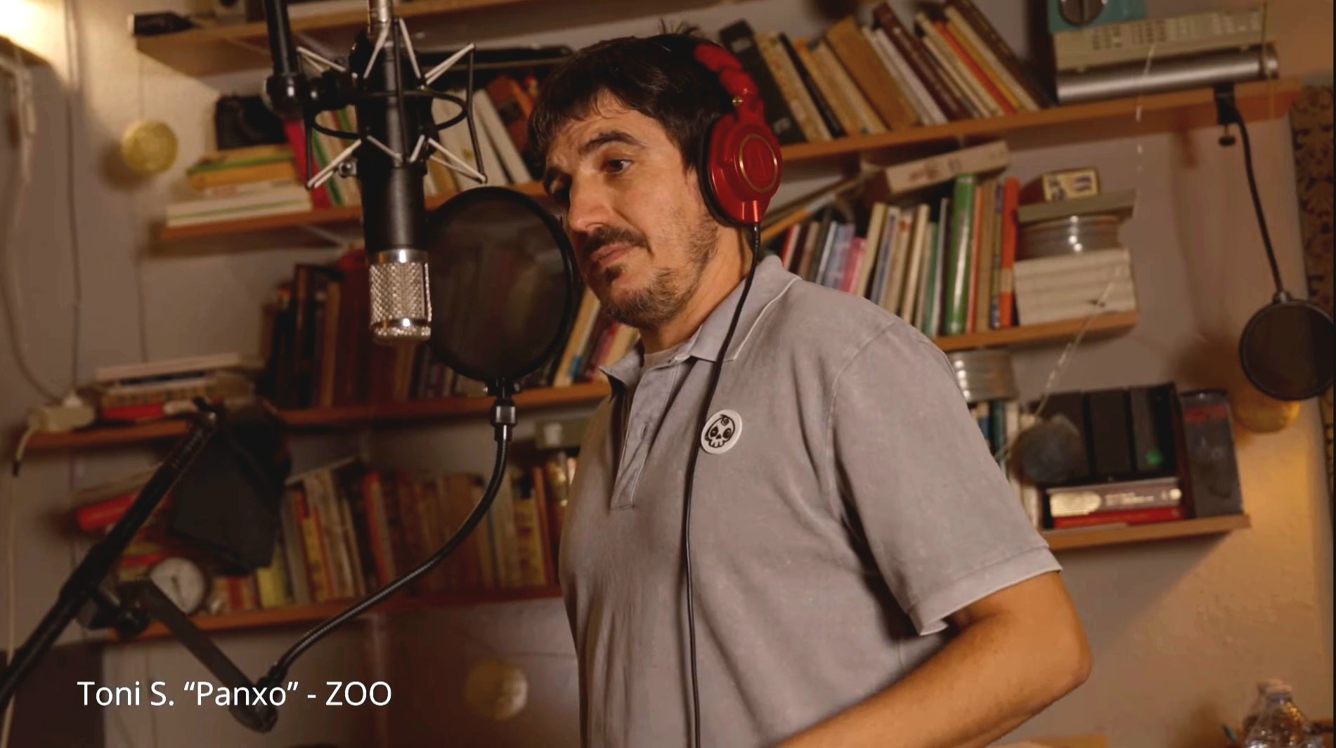 Paxo, membre del grup innactiu Zoo en el vídeoclip de ''Lladres de sobretaula'.