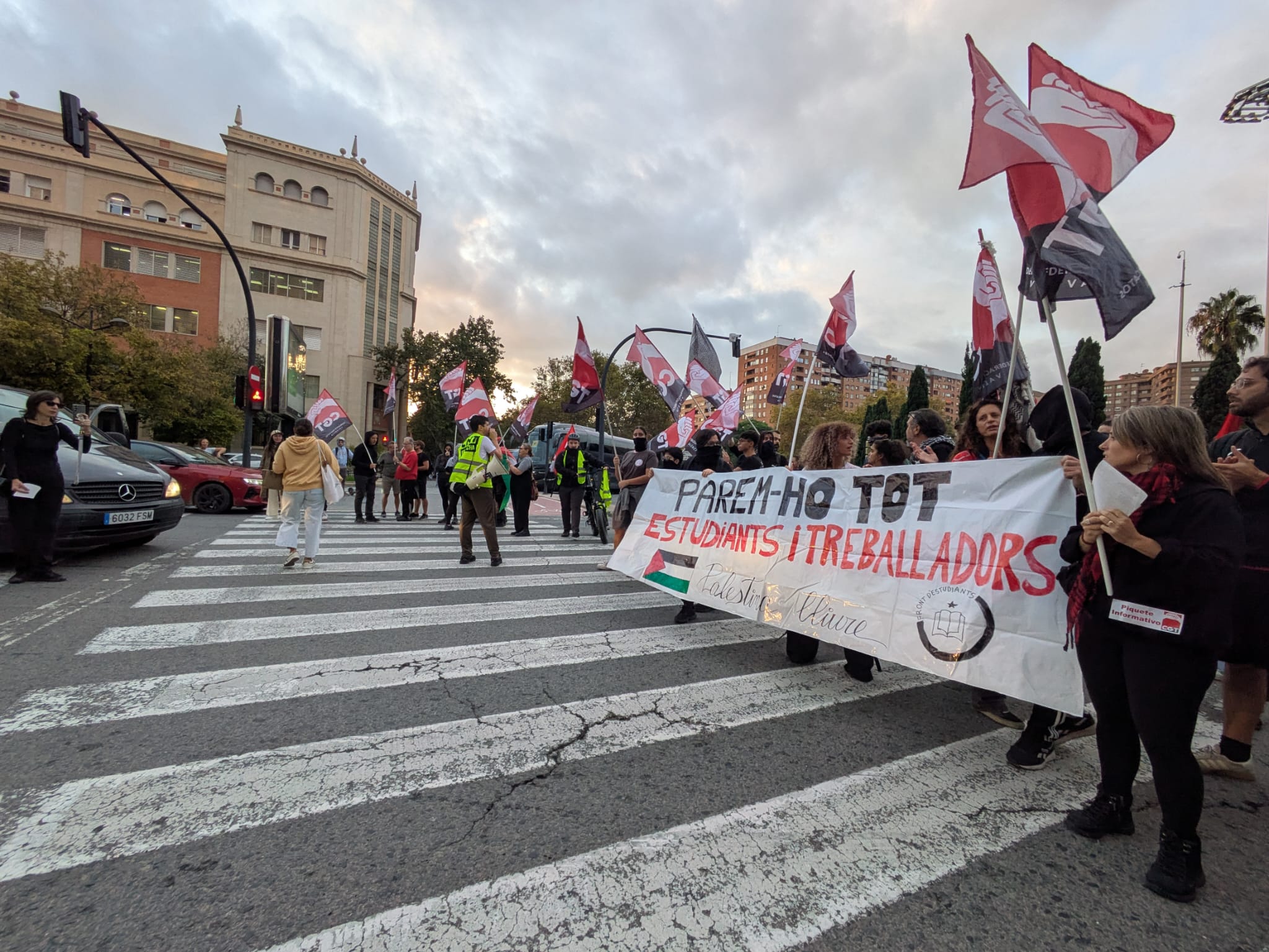 Un piquet talla el trànsit a l'avinguda Blasco Ibáñez durant la vaga general solidària amb Palestina