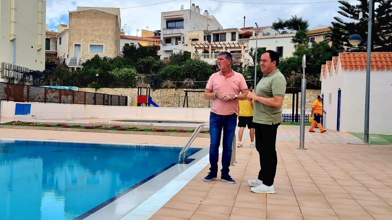 Pérez Llorca, alcalde de Finestrat en la piscina municipal. Ajt de Finestrat