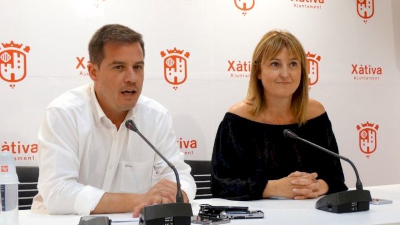 Roger Cerdà, alcalde de Xàtiva i Xelo Angulo, regidora de seguretat. Ajt Xàtiva