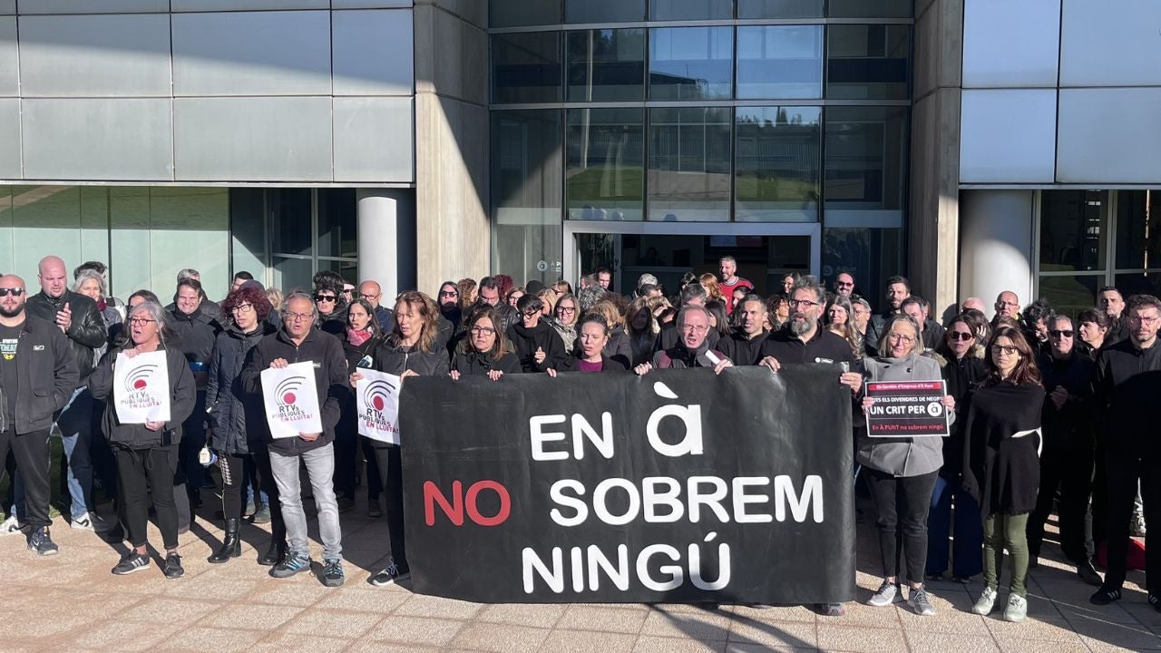 Els professionals tornen a vestir de negre per tercer divendres consecutiu en protesta per les retallades i la manipulació informativa.