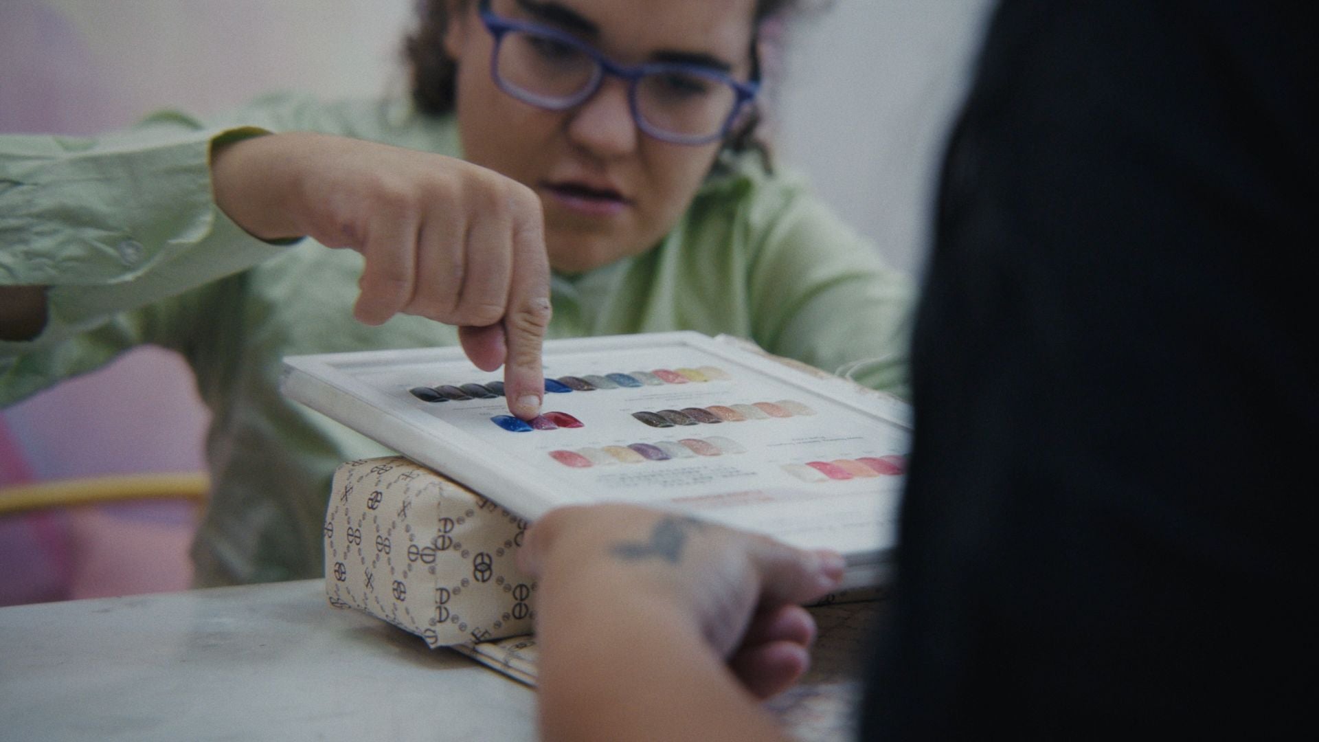 Fotograma del documental en un saló d'estètica.