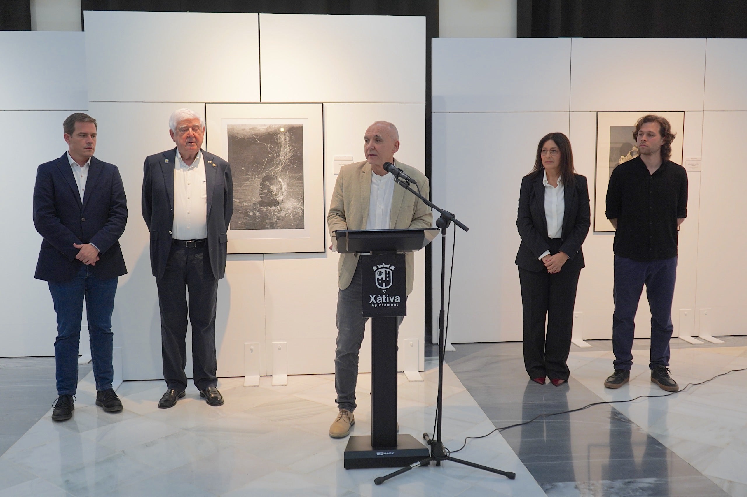 Alfred Boluda, regidor Cultura de l'Ajuntament de Xàtiva, presenta l'obra guanyadora de la XVIII Biennal Internacional de Gravat Josep de Ribera