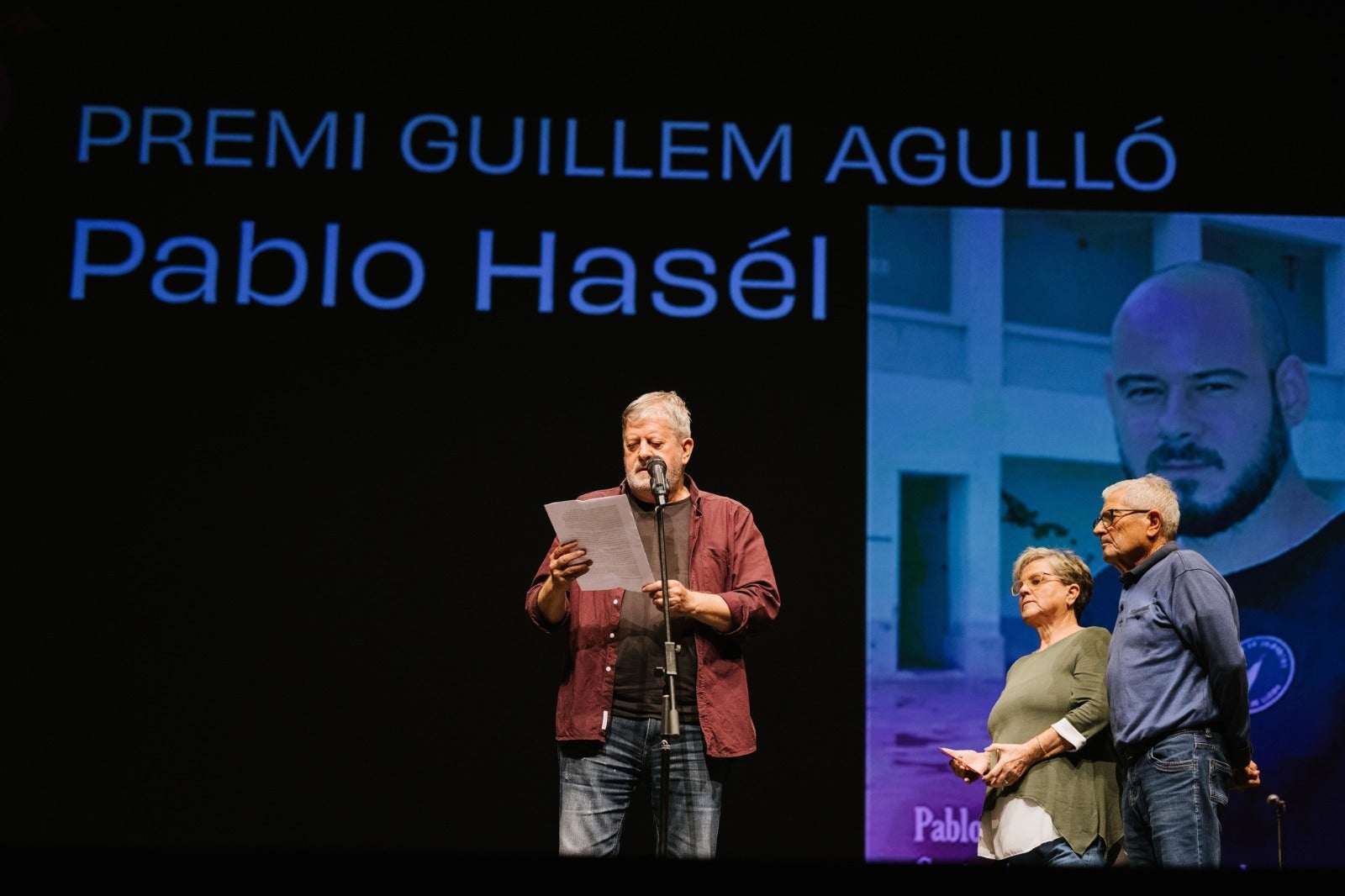 Rafa Xambó llig el text de Pablo Hasél als Premis Ovidi Montllor de la Música en Valencià, diumenge 16 de novembre de 2025 al Teatre Calderón d’Alcoi