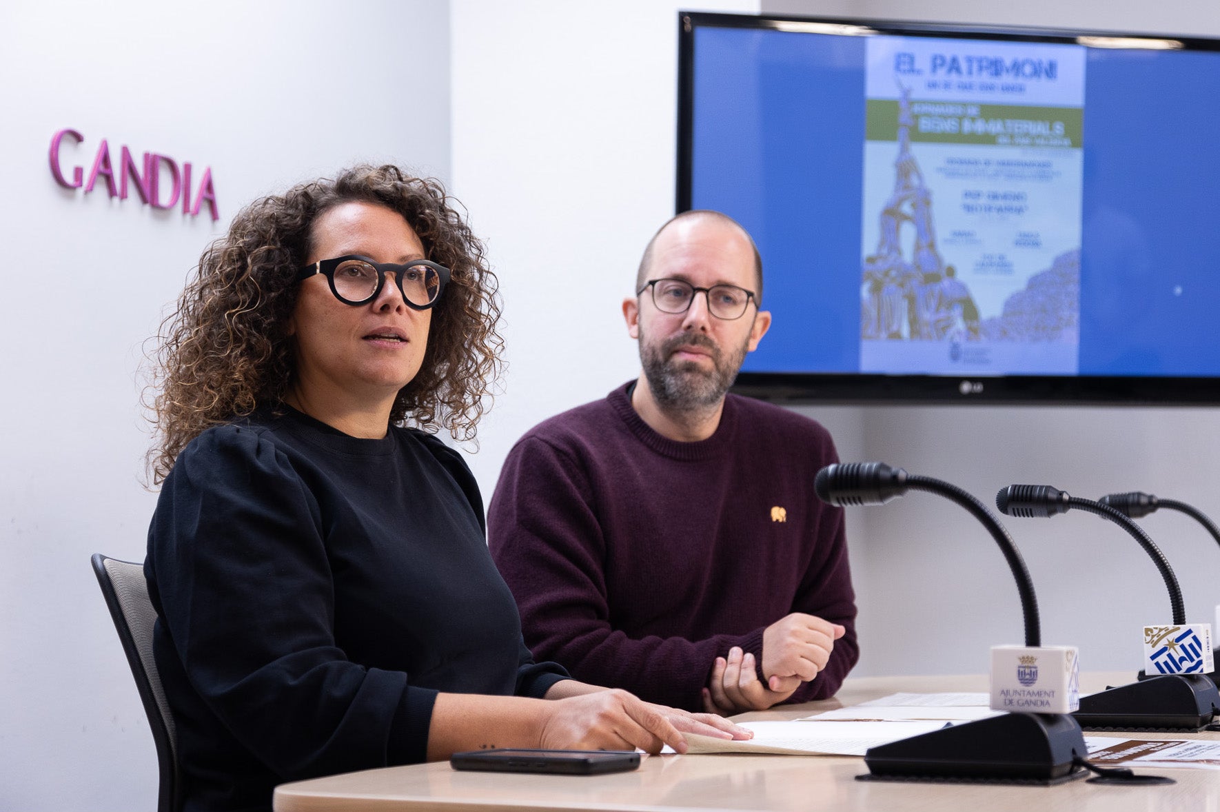 La primera tinenta d’alcaldia i regidora de Patrimoni, Alícia Izquierdo, i el director del Museu Arqueològic Municipal (MAGa) i arqueòleg municipal, Joan Negre | Àlex Oltra