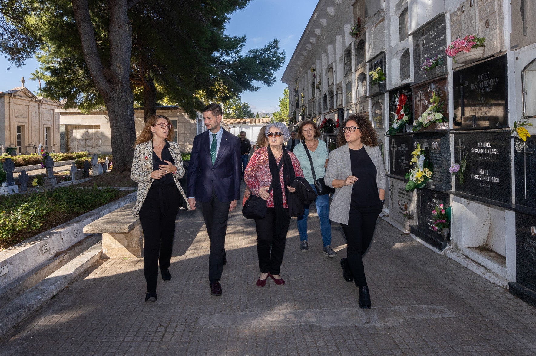 L'alcalde de Gandia, José Manuel Prieto; la primera tinenta d'alcaldia i regidora de Memòria Democràtica, Alícia Izquierdo; la directora general d'Atenció a les Víctimes del Ministeri de Memòria Democràtica, Zoraida Hijosa, i representants de l'Associació de Familiars de Víctimes del Franquisme a Gandia | Àlex Oltra