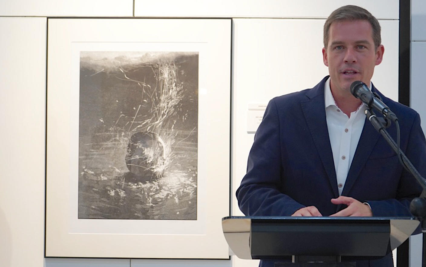 L'alcalde de Xàtiva, Roger Cerdà, presenta l'obra guanyadora de la XVIII Biennal Internacional de Gravat Josep de Ribera 