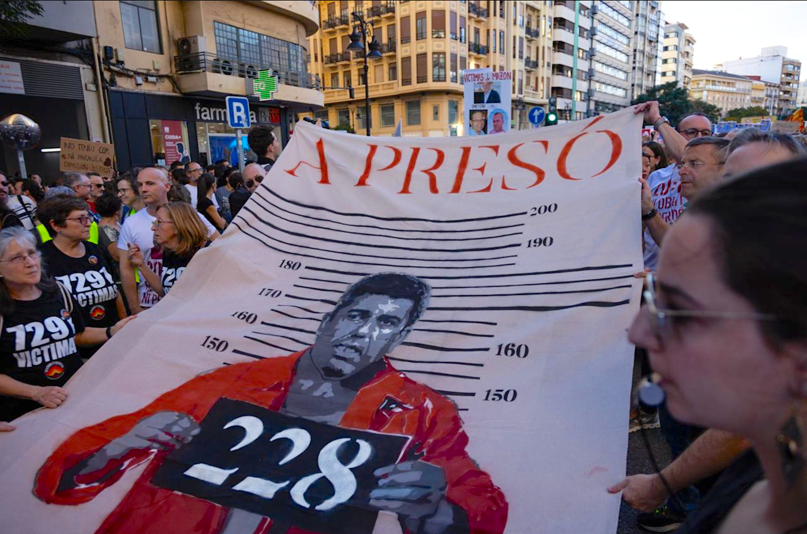 Una pancarta mostra el president de la Generalitat Valenciana, Carlos Mazón, com a presidiari, en la 12a manifestació pre a demanar la  seua dimissió | Mathias Rodríguez | ACN
