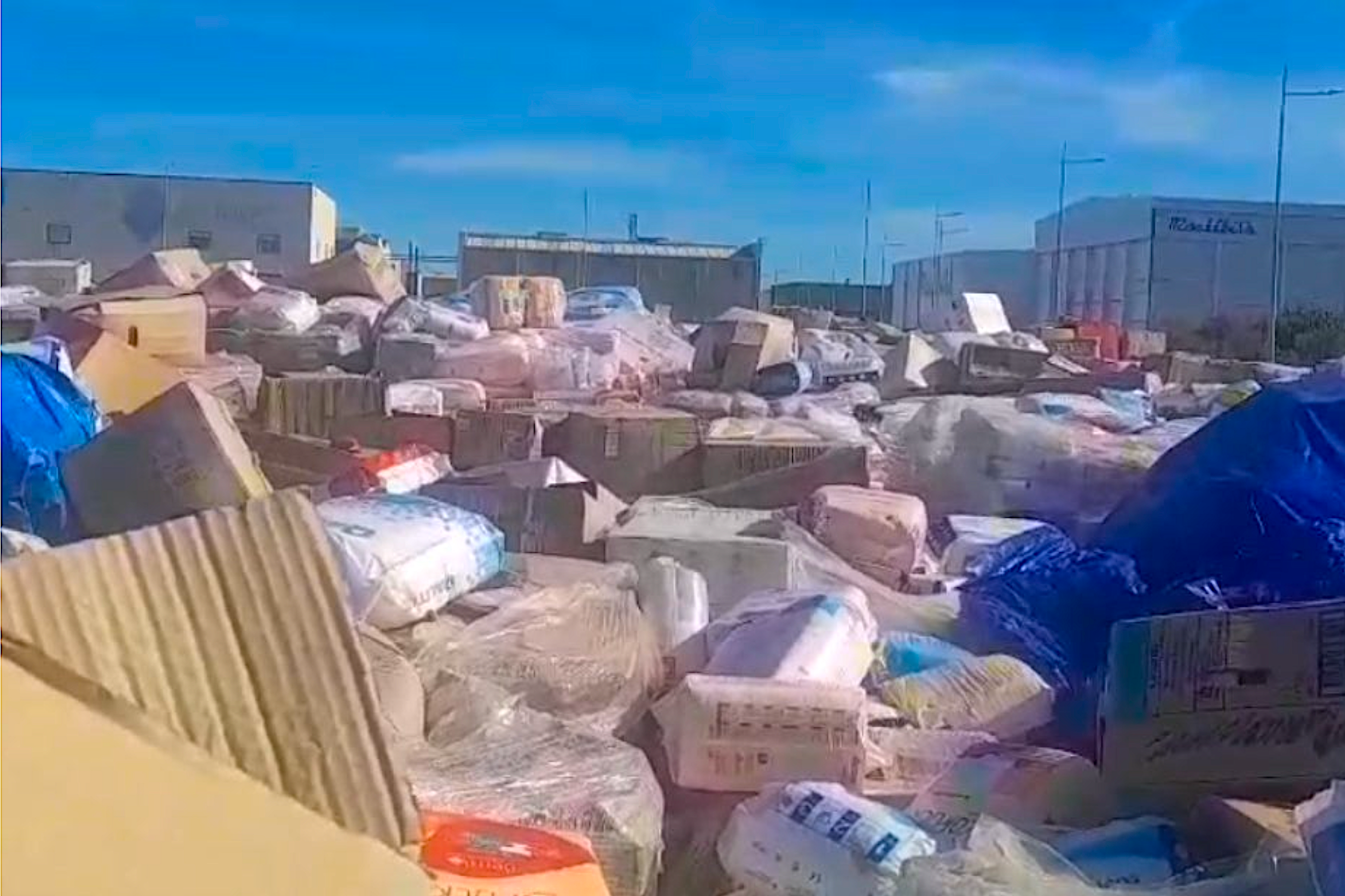 Productes donats per la dana abandonats en un solar d'Algemesí