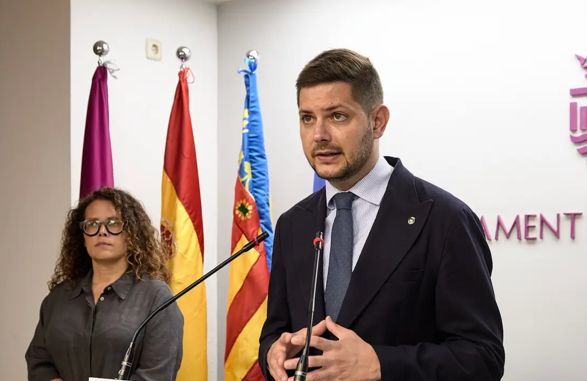 L'alcalde de Gandia, J. Manuel Prieto (PSPV), i la tinenta d'alcaldia, Alícia Izquierdo (Compromís)