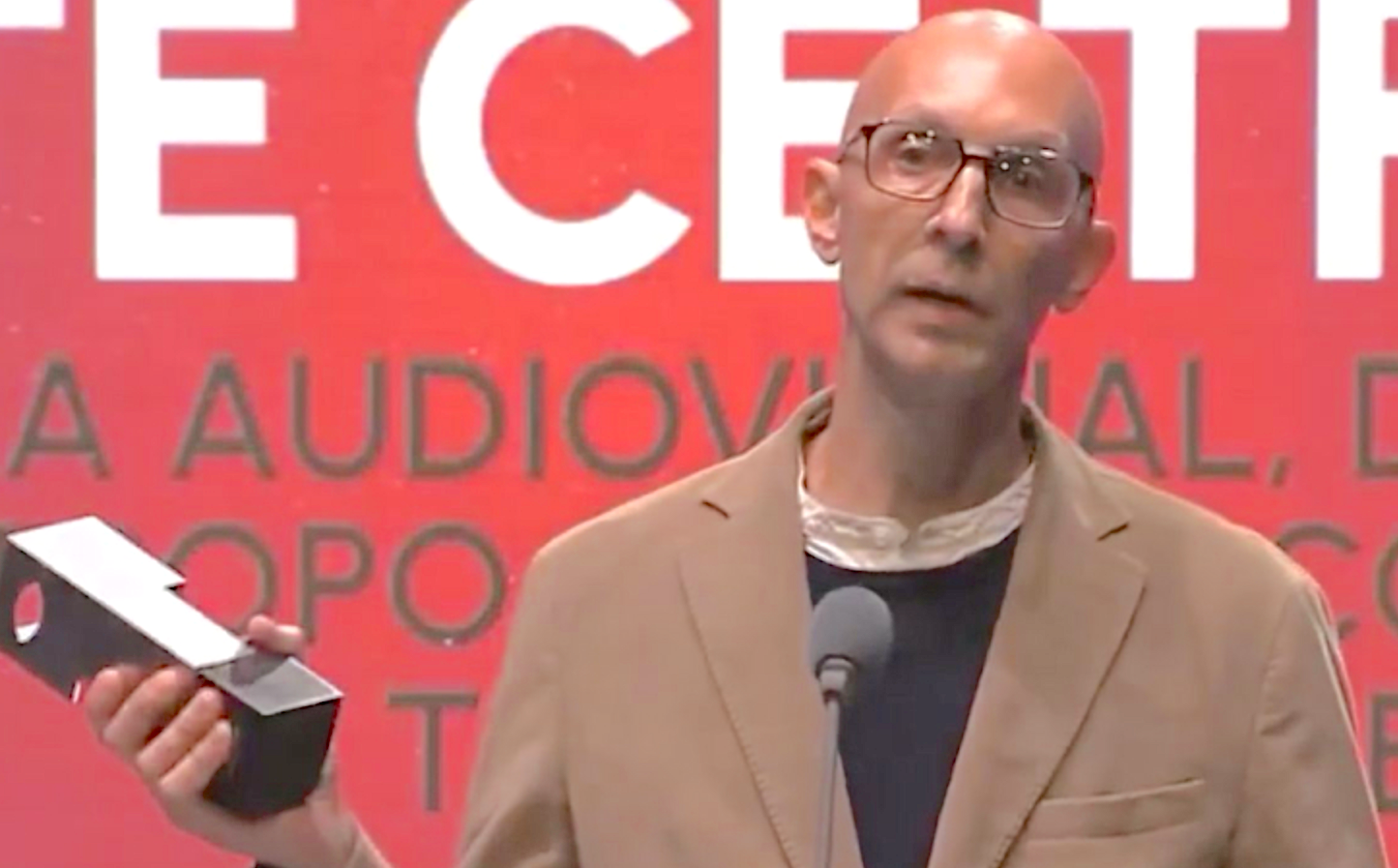 El productor audiovisual al millor llargmetratge documental rep el premi al millor llargmetratge documental dels Premis Lola Gaos