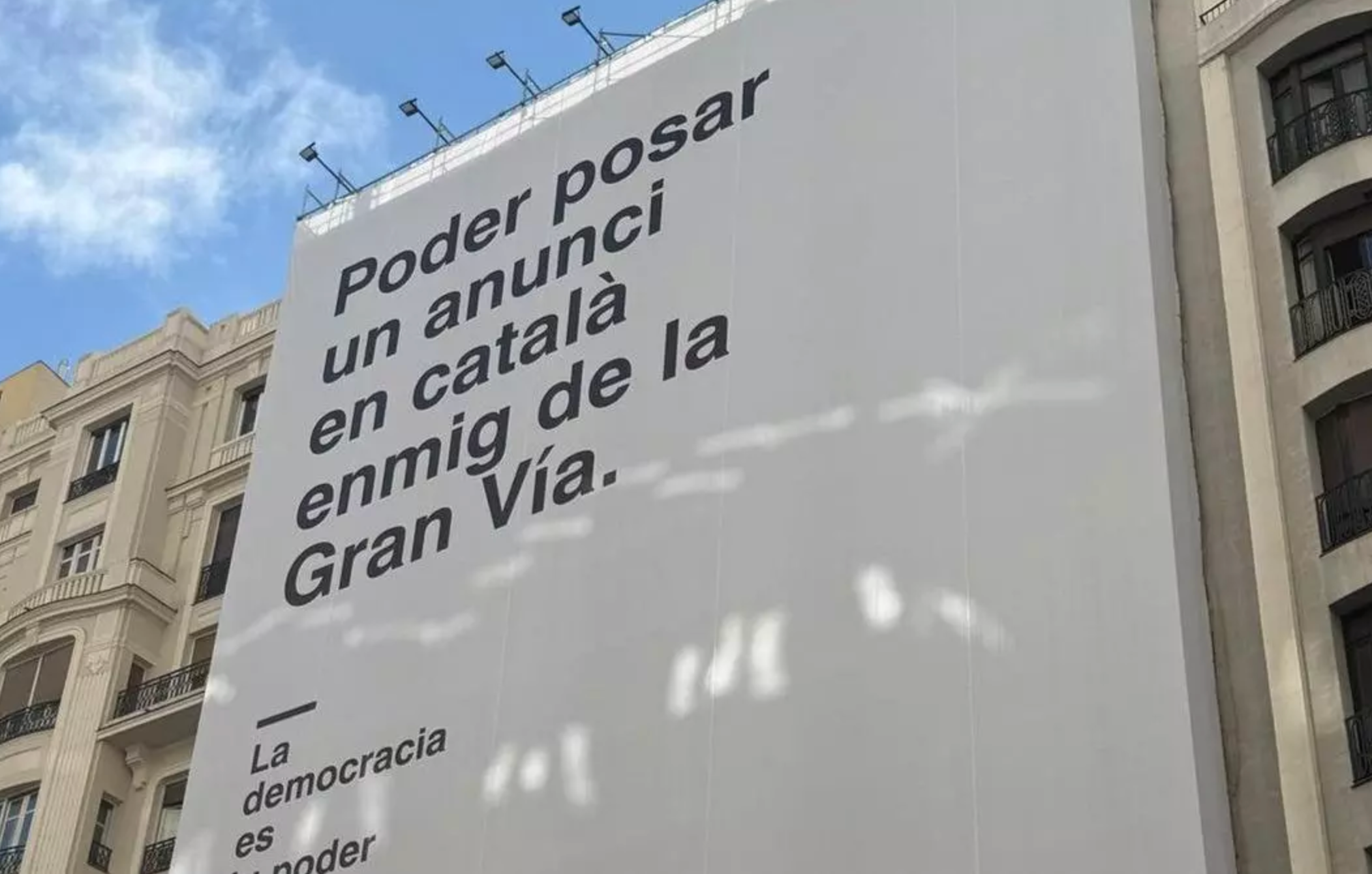 El govern espanyol desplega una gran pancarta en català al centre de Madrid abans del 20N | ACN
