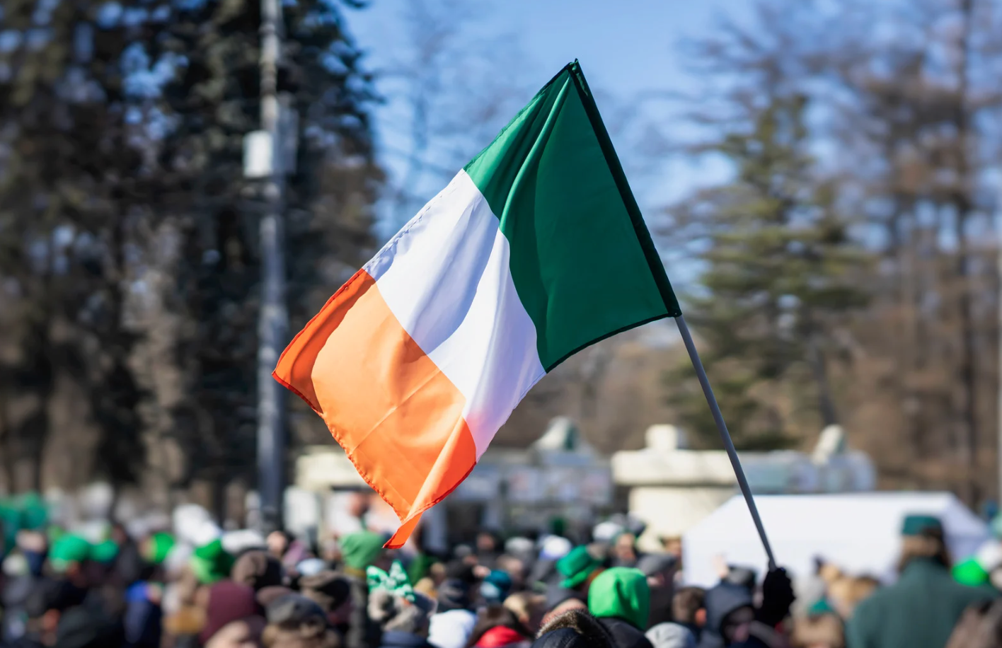Bandera d'Irlanda, en la celebració de la diada de Sant Patrici (en gaèlic, Lá Fhéile Pádraig)