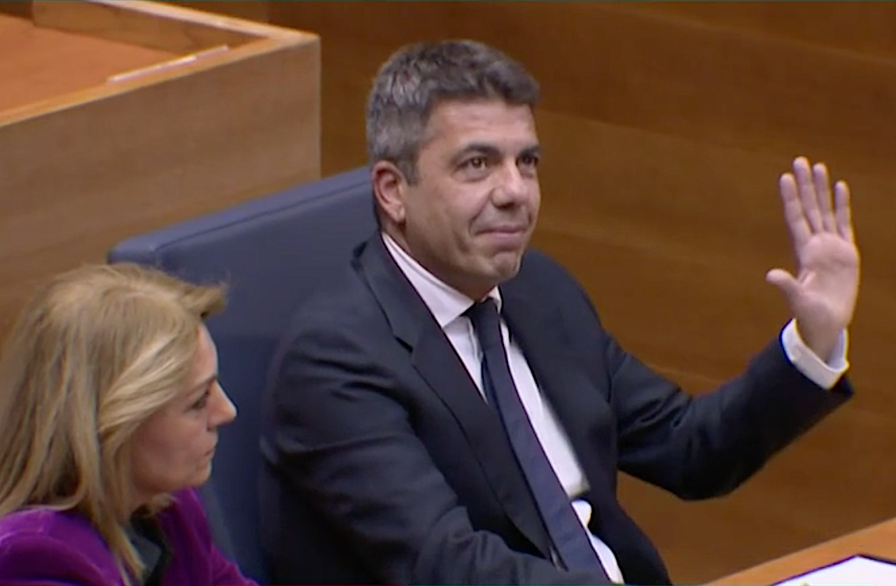 El fins ara president de la Generalitat Carlos Mazón arriba a Les Corts per a votar la investidura de Pérez Llorca