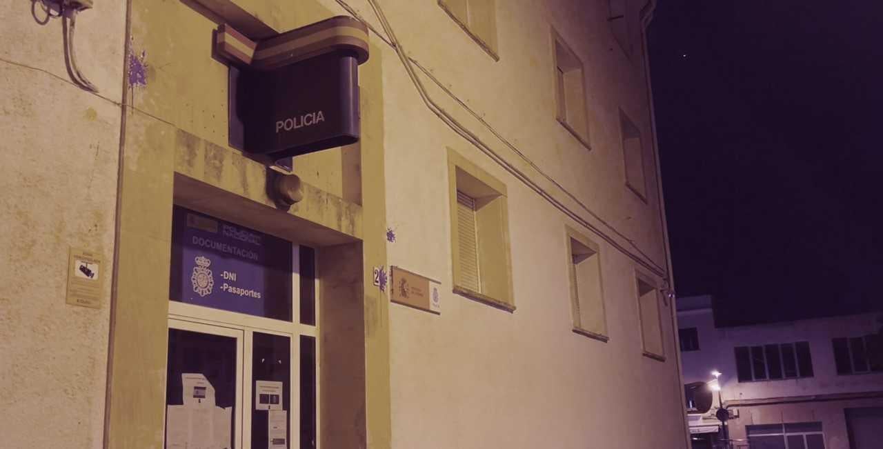 Comissaria de Maó amb taques de pintura després de 'l'atac' d'Arran