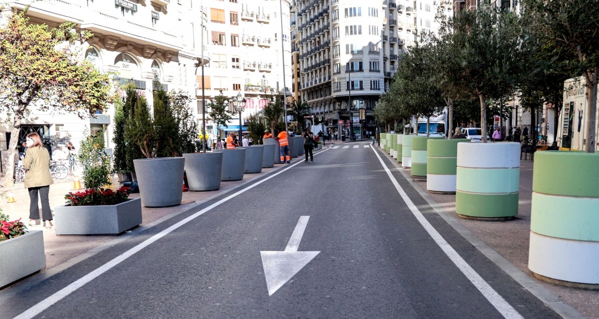 A la dreta els cossiols verds i blancs de Ribó, a l'esquerra els de Catalá, grisos