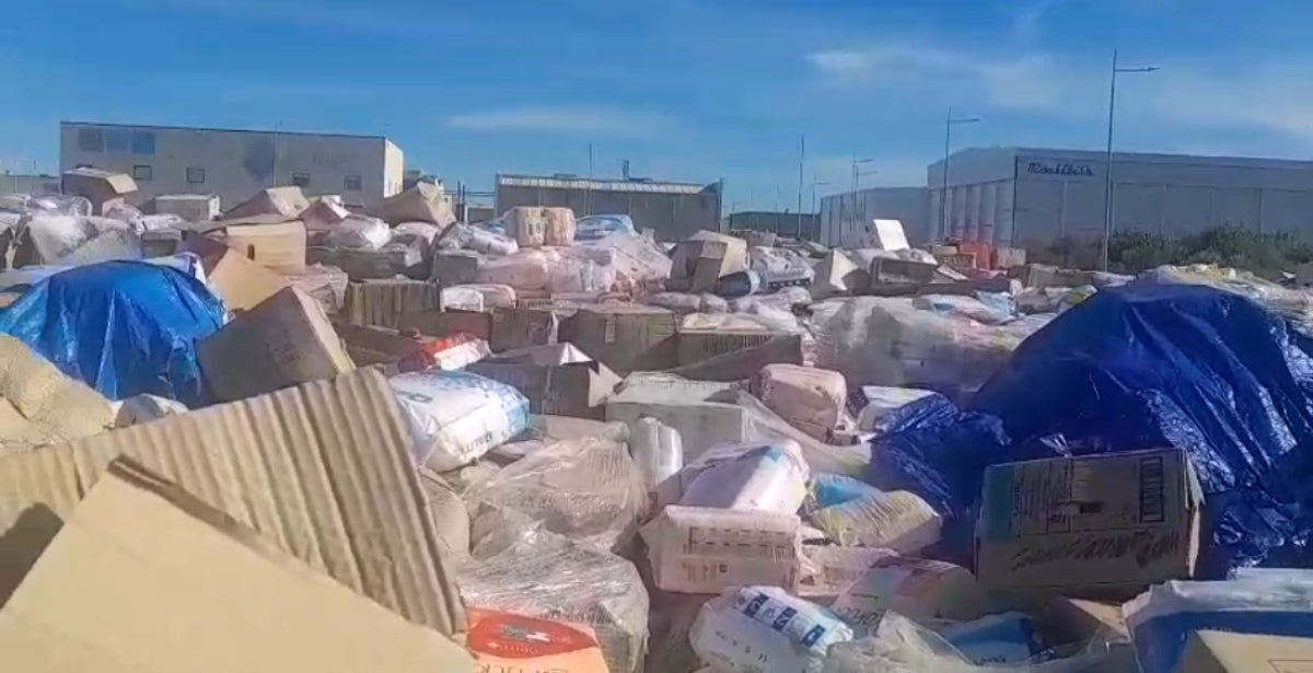 Imatge del solar a Algemesí amb les caixes i caixes de material llençat