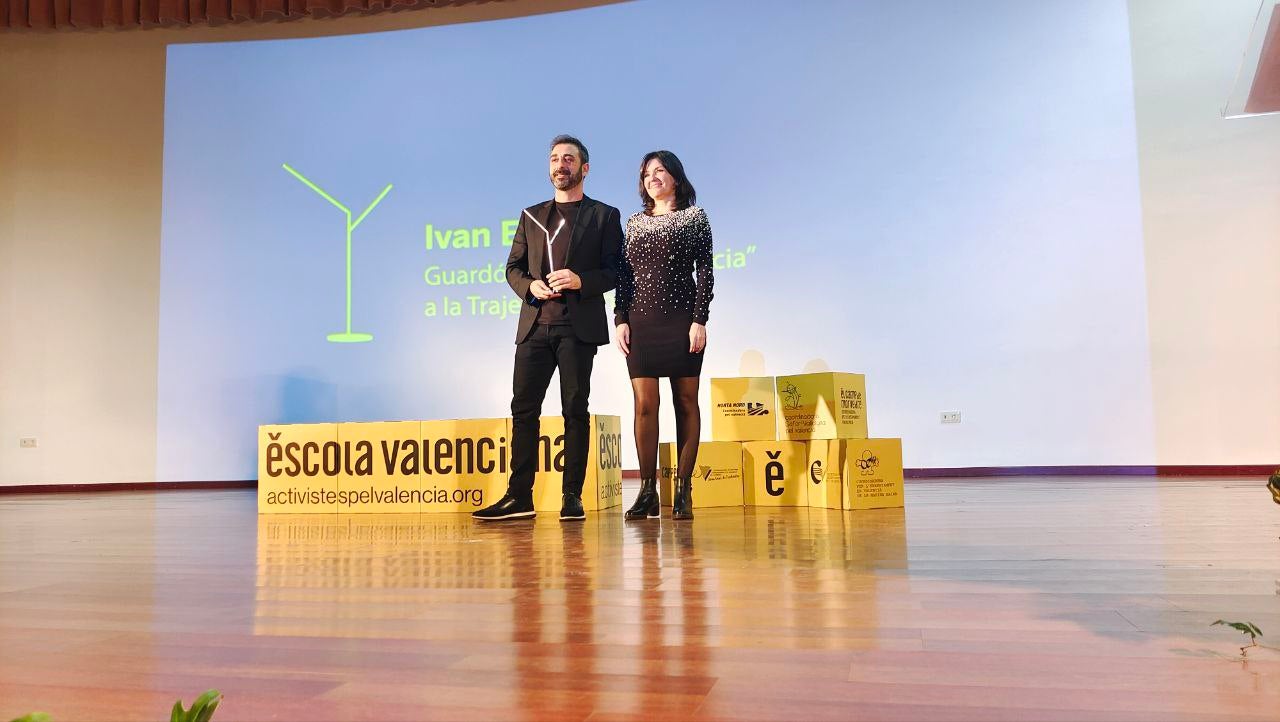 El periodista Ivan Esteve en el moment de recollir el guardó