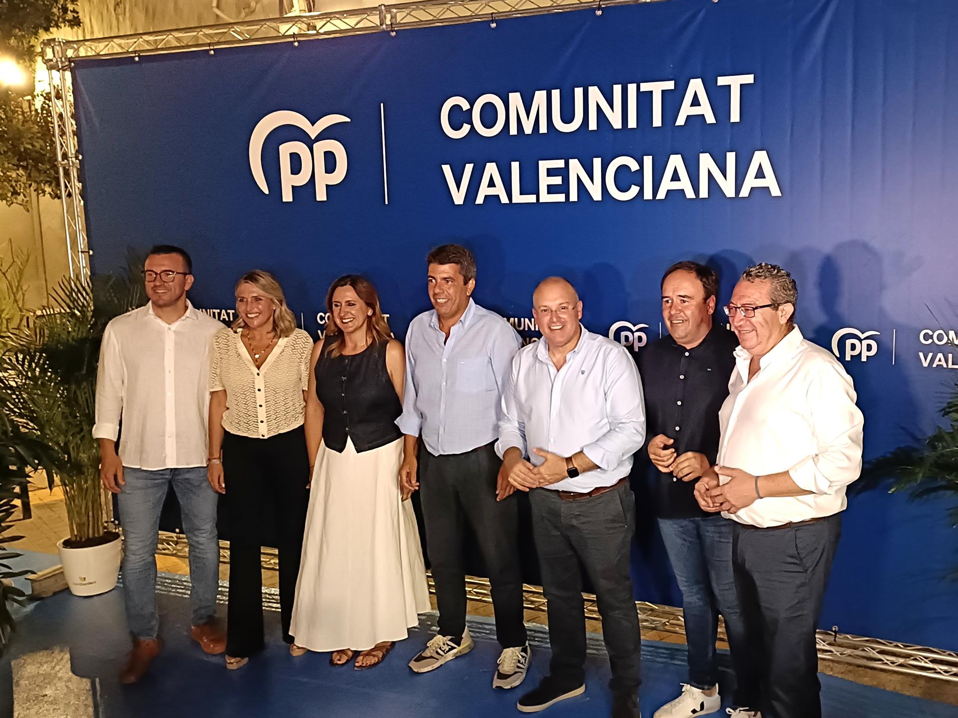 D'esquerra a dreta, Vicent Mompó, Marta Barrachina, María José Catalá, Carlos Mazón, Miguel Tellado, Juanfran Pérez Llorca i Toni Pérez, al sopar d'inici de curs polític del PP valencià a Benidorm