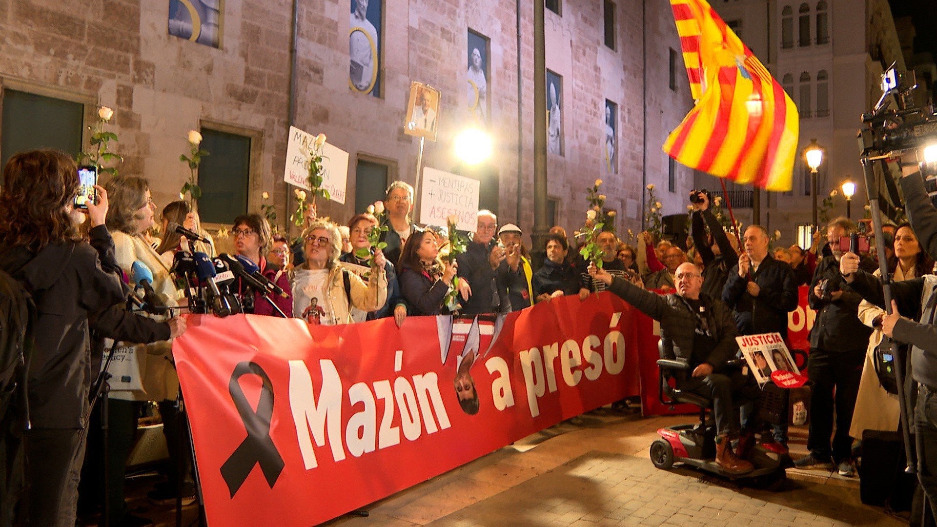 09/11/2025 Pancarta con le lema 'Mazón a presó' en la concentarción celebrada este domingo en València.

Una concentración ha llenado este domingo la Plaza de San Lorenzo de València, en la fachada principal de Les Corts Valencianes, para reclamar 'presó' para el 'president' de la Generalitat en funciones, Carlos Mazón, y 'dimissió' para todo su Consell por la gestión de la dana que el 29 de octubre de 2024 dejó 229 víctimas mortales en la provincia. Los participantes han pedido elecciones al grito de 'Volem votar' y han avisado de que no quieren que 'desde Madrid vengan a decirnos quién tiene que estar aquí' gobernando.

COMUNIDAD VALENCIANA ESPAÑA EUROPA VALENCIA SOCIEDAD