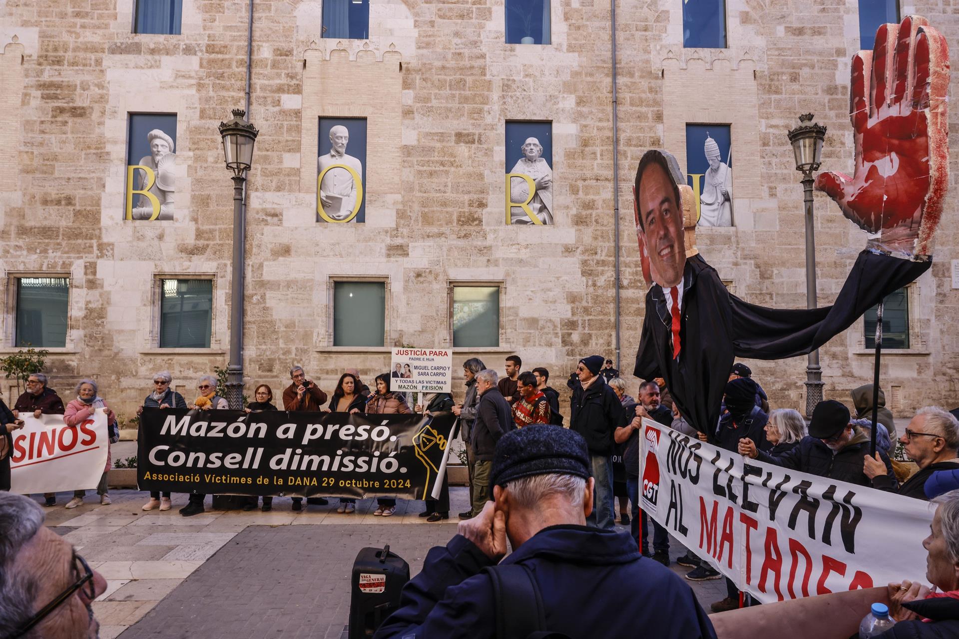 Víctimes de la dana protesten davant Les Corts | Rober Solsona | EP