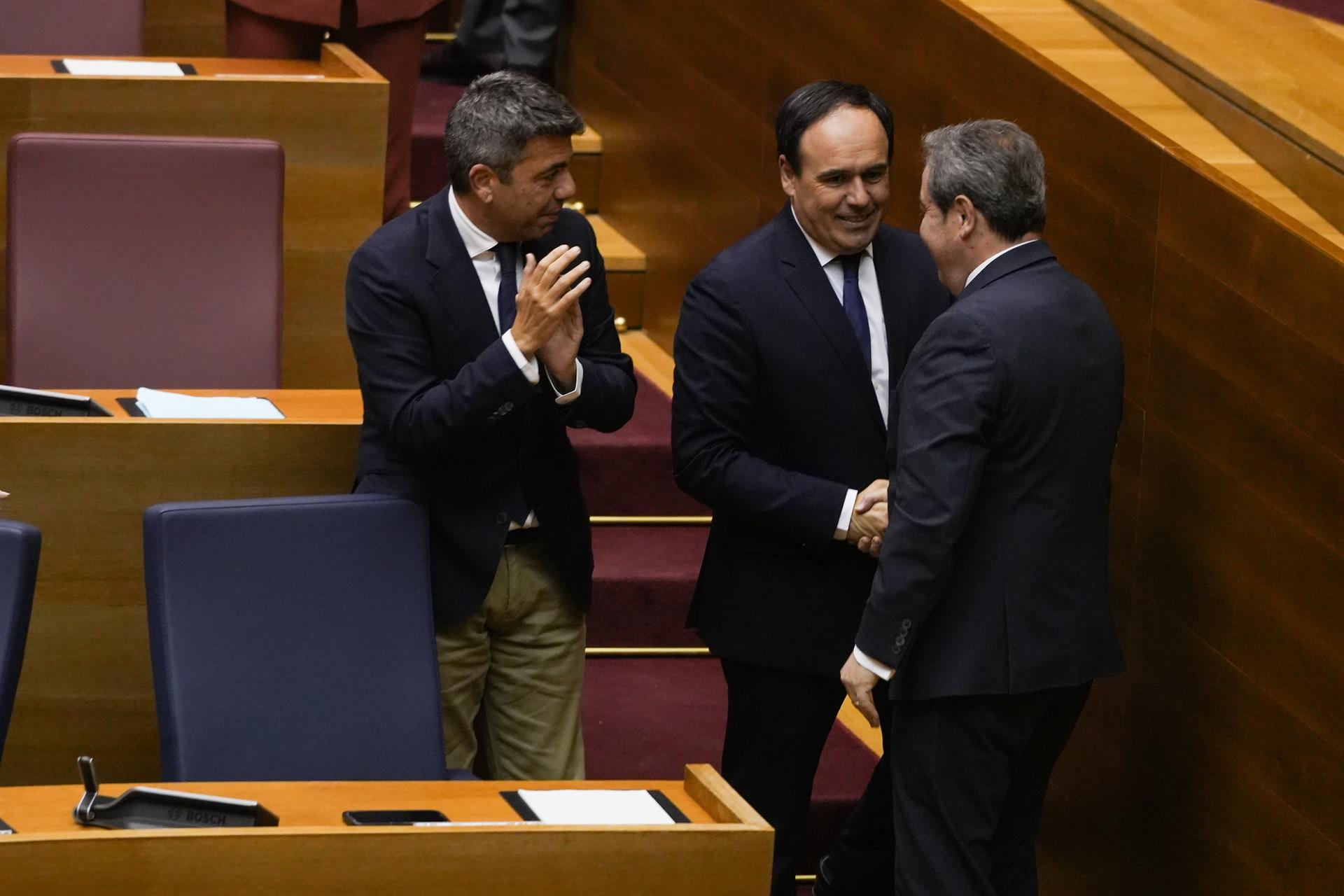 L'expresident de la Generalitat Carlos Mazón; el nou president, Juan Francisco Pérez Llorca, i el síndic de Vox a Les Corts, José M. Llanos | Jorge Gil | EP